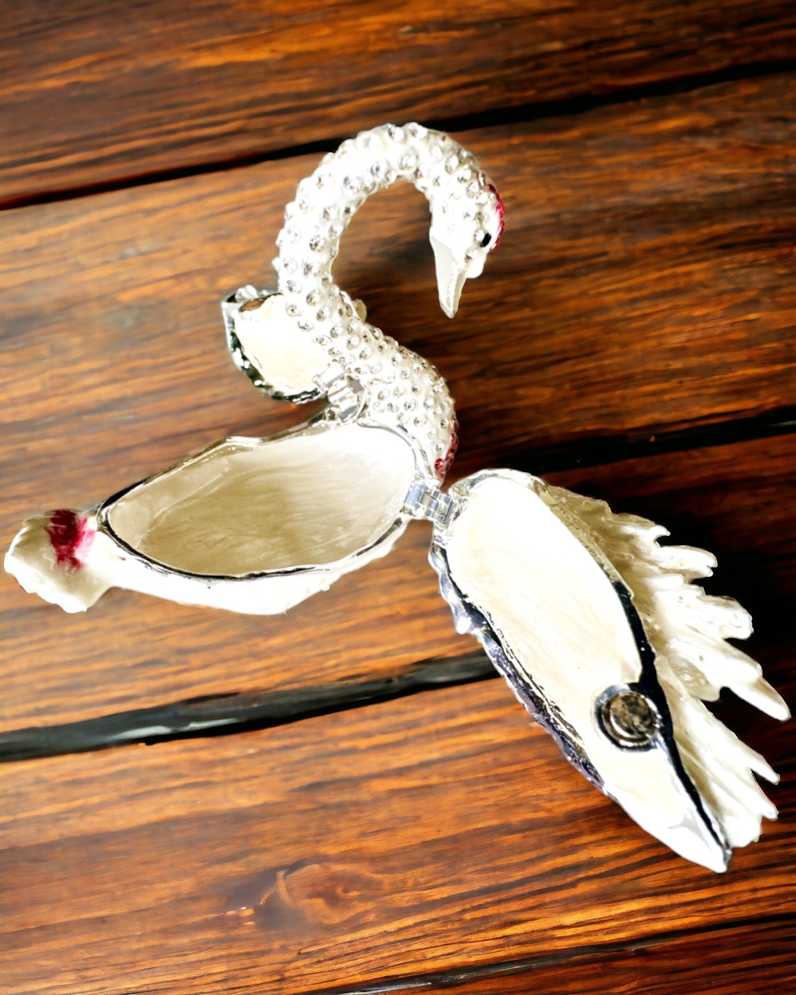 Elegant smykkeskrin "Svanens Juvel" - personalisering med gravering