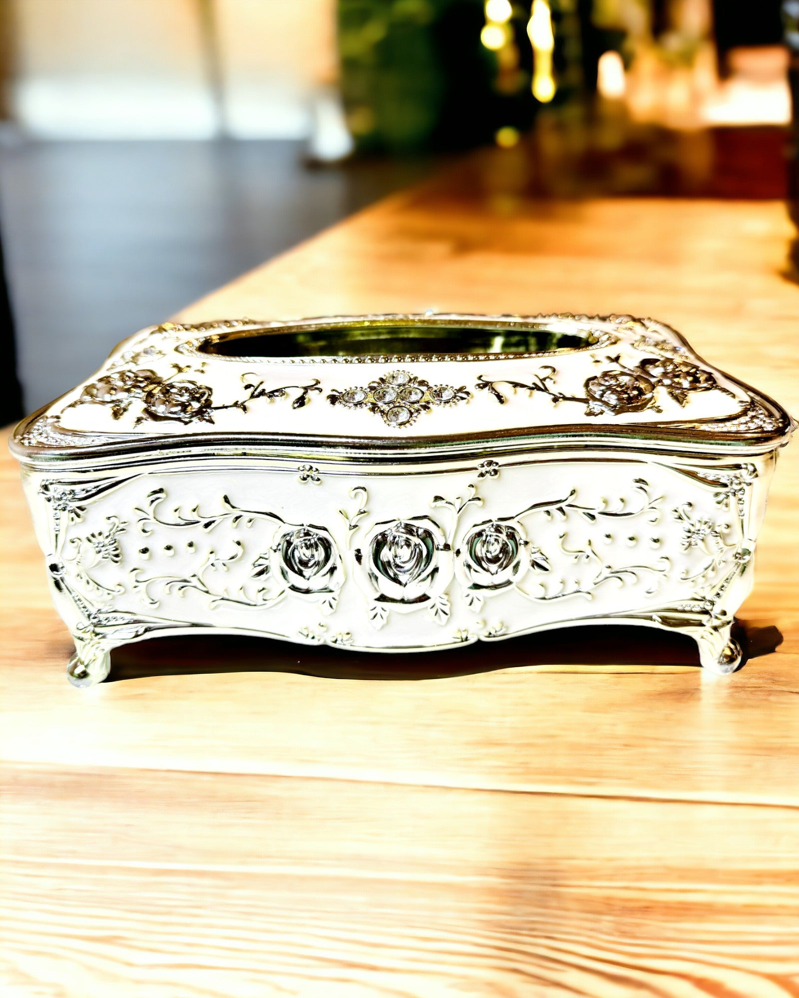 Æske til Servietter med Præget Rosenmønster - Elegant Tilbehør til Interiør, hvid