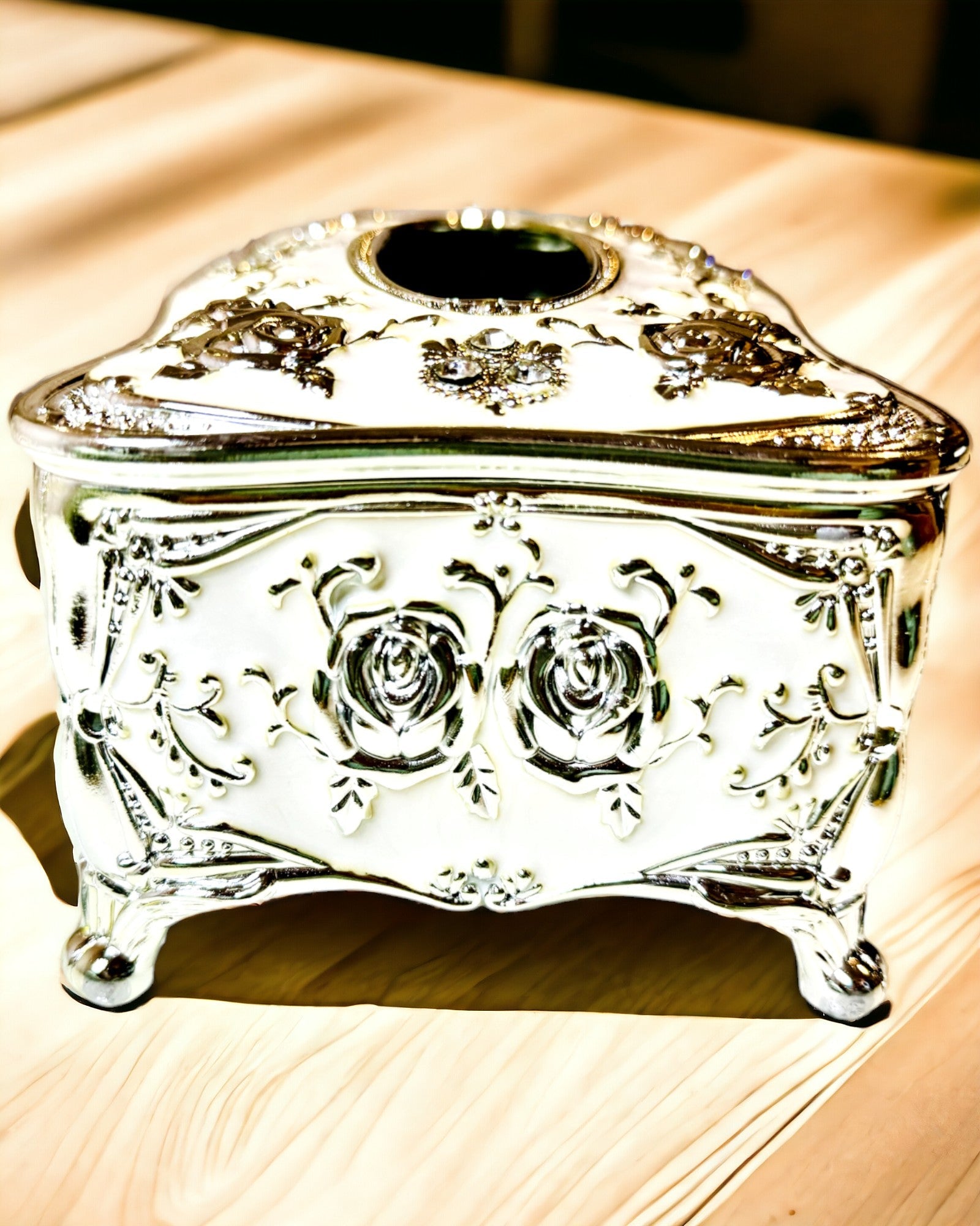 Æske til Servietter med Præget Rosenmønster - Elegant Tilbehør til Interiør, hvid