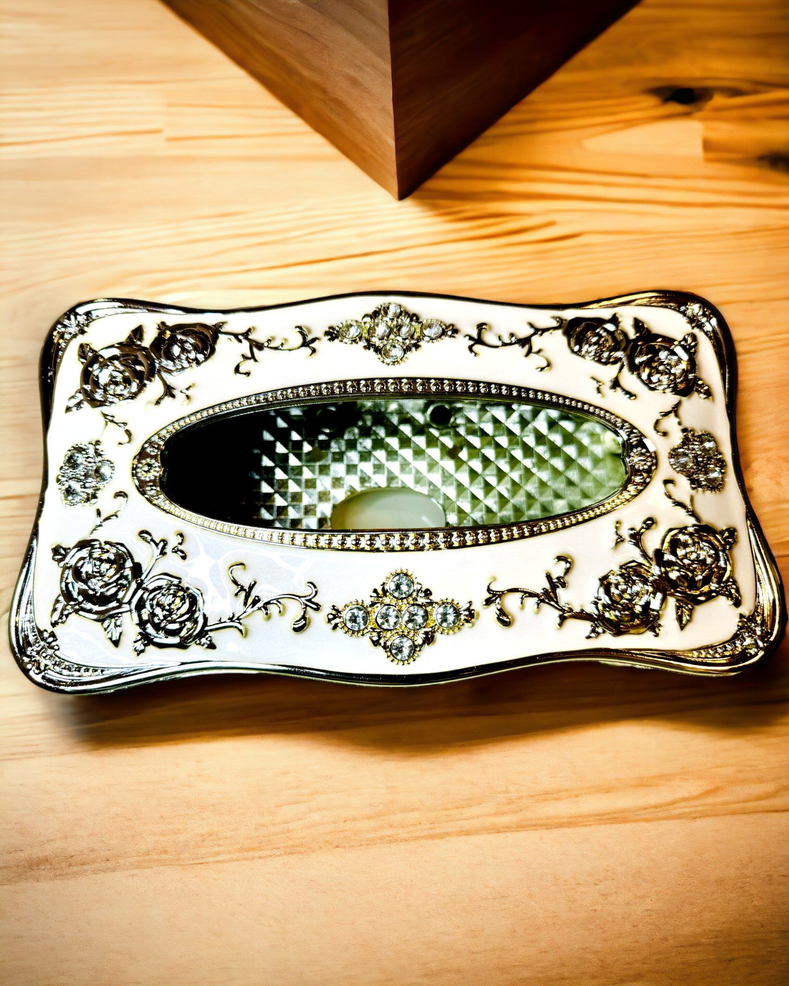 Æske til Servietter med Præget Rosenmønster - Elegant Tilbehør til Interiør, hvid