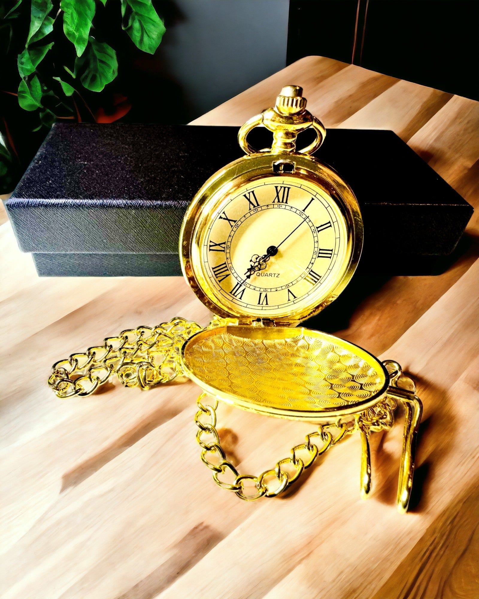 Vintage-stil Lommeur i gylden farve med Graveringer – Elegant Herretilbehør, Perfekt Gaveidé