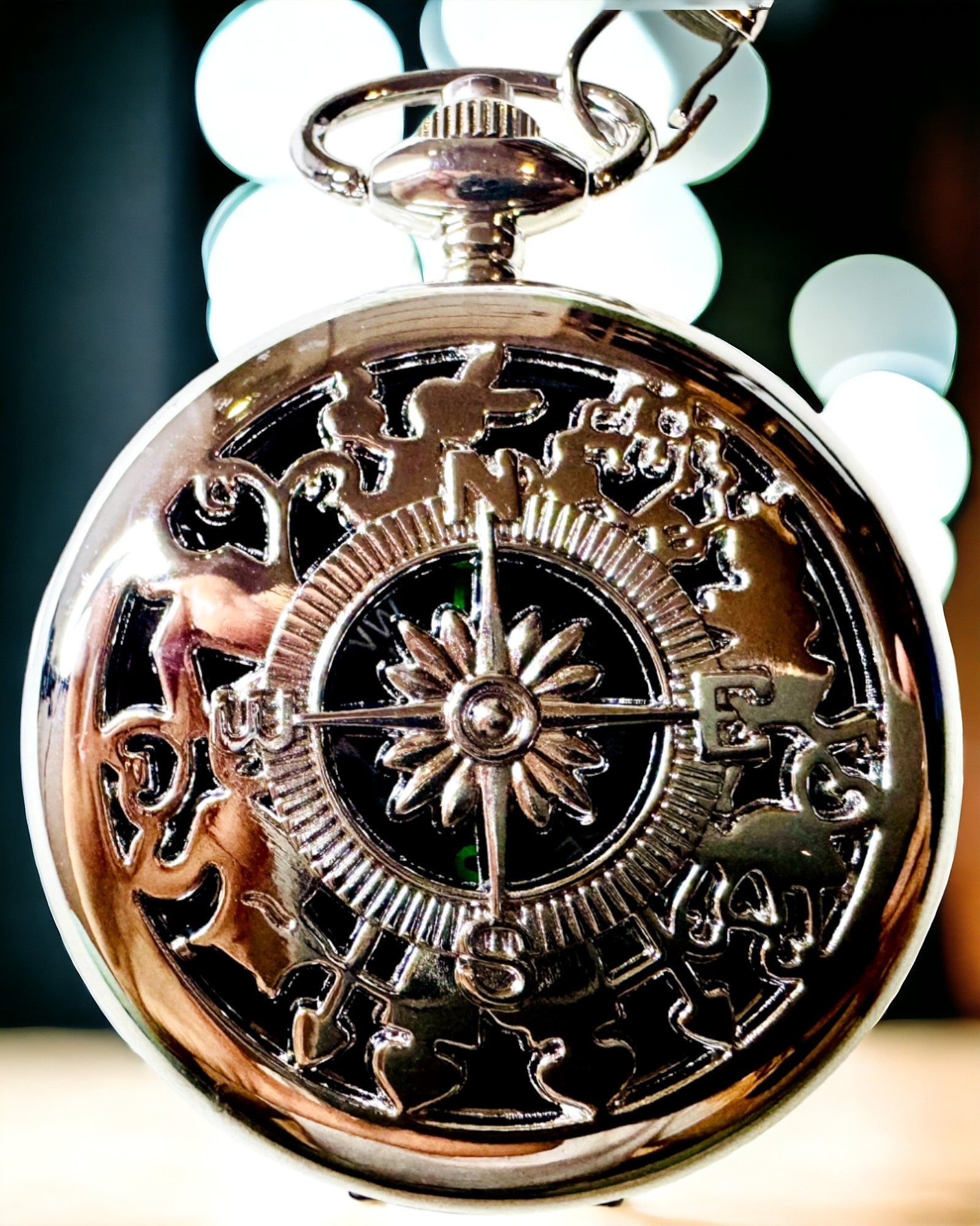 Lomme Kompas Sølvfarvet i Retro Stil med Filigran Mønster – Elegant og Praktisk. Gravering