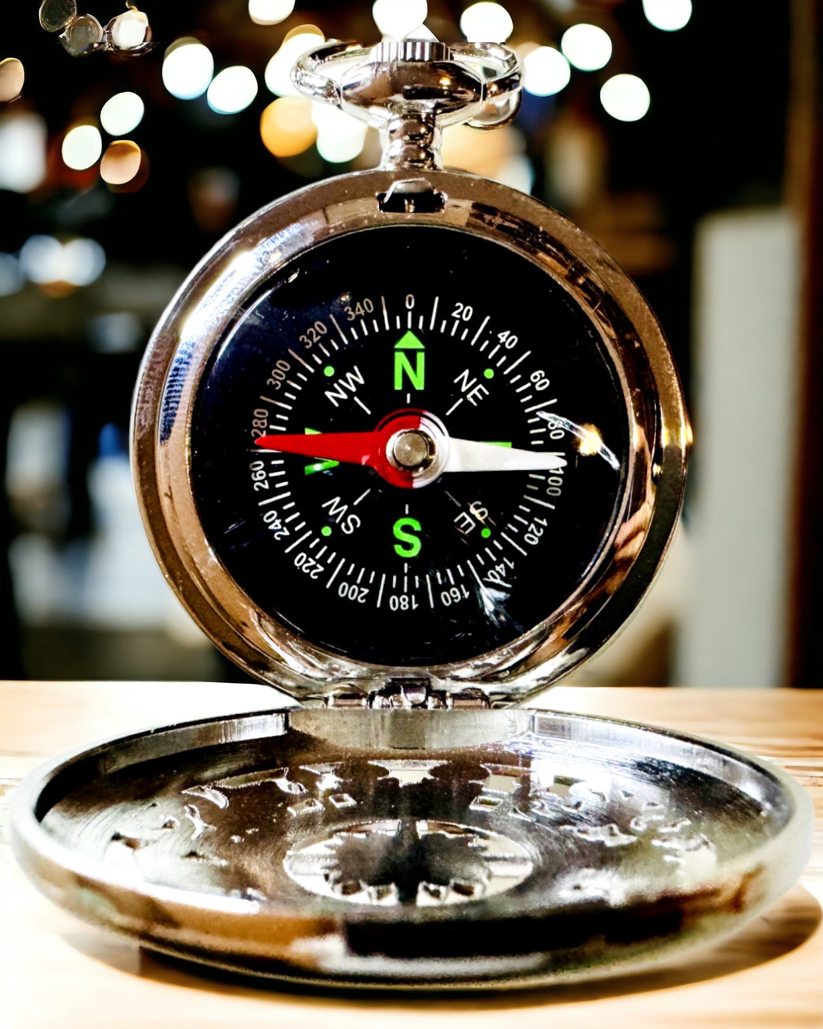 Lomme Kompas Sølvfarvet i Retro Stil med Filigran Mønster – Elegant og Praktisk. Gravering