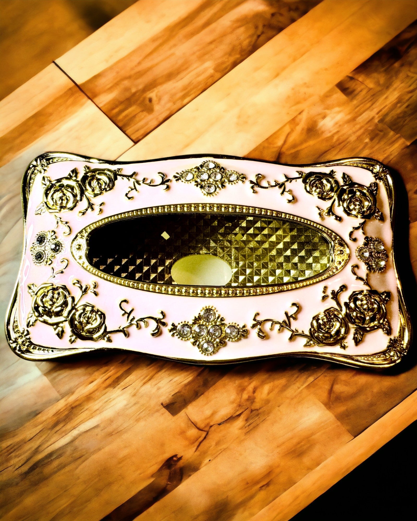 Elegant lyserød æske til servietter med præget roser – luksuriøst indslag til stuen, hotellet eller klubben