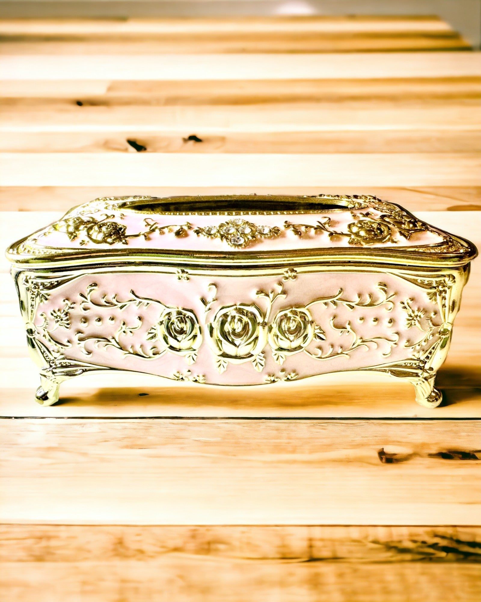 Elegant lyserød æske til servietter med præget roser – luksuriøst indslag til stuen, hotellet eller klubben