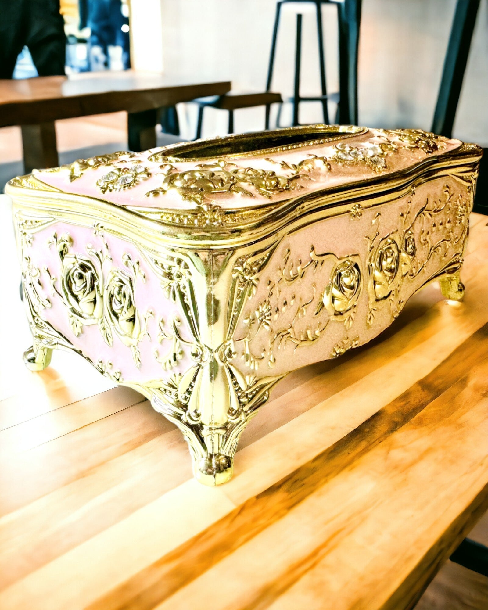 Elegant lyserød æske til servietter med præget roser – luksuriøst indslag til stuen, hotellet eller klubben