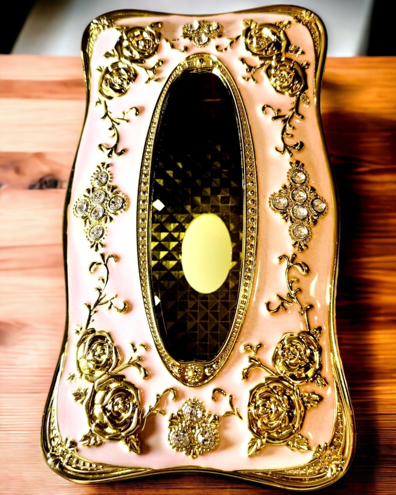 Elegant lyserød æske til servietter med præget roser – luksuriøst indslag til stuen, hotellet eller klubben