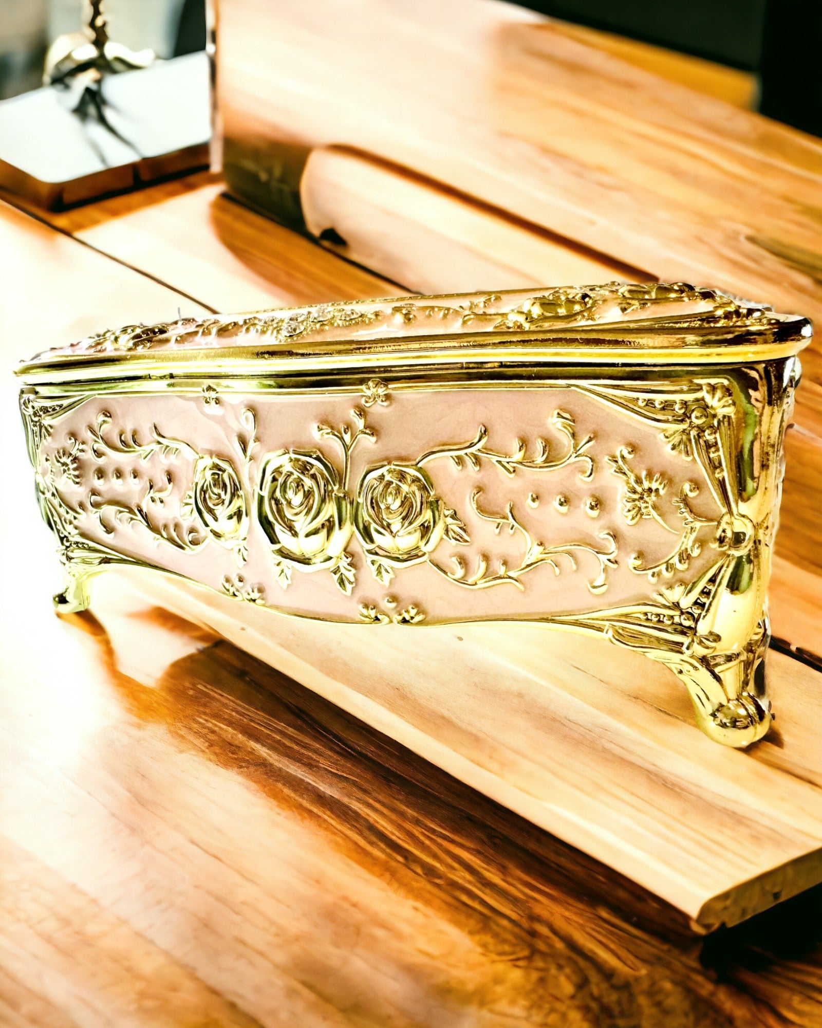 Elegant lyserød æske til servietter med præget roser – luksuriøst indslag til stuen, hotellet eller klubben