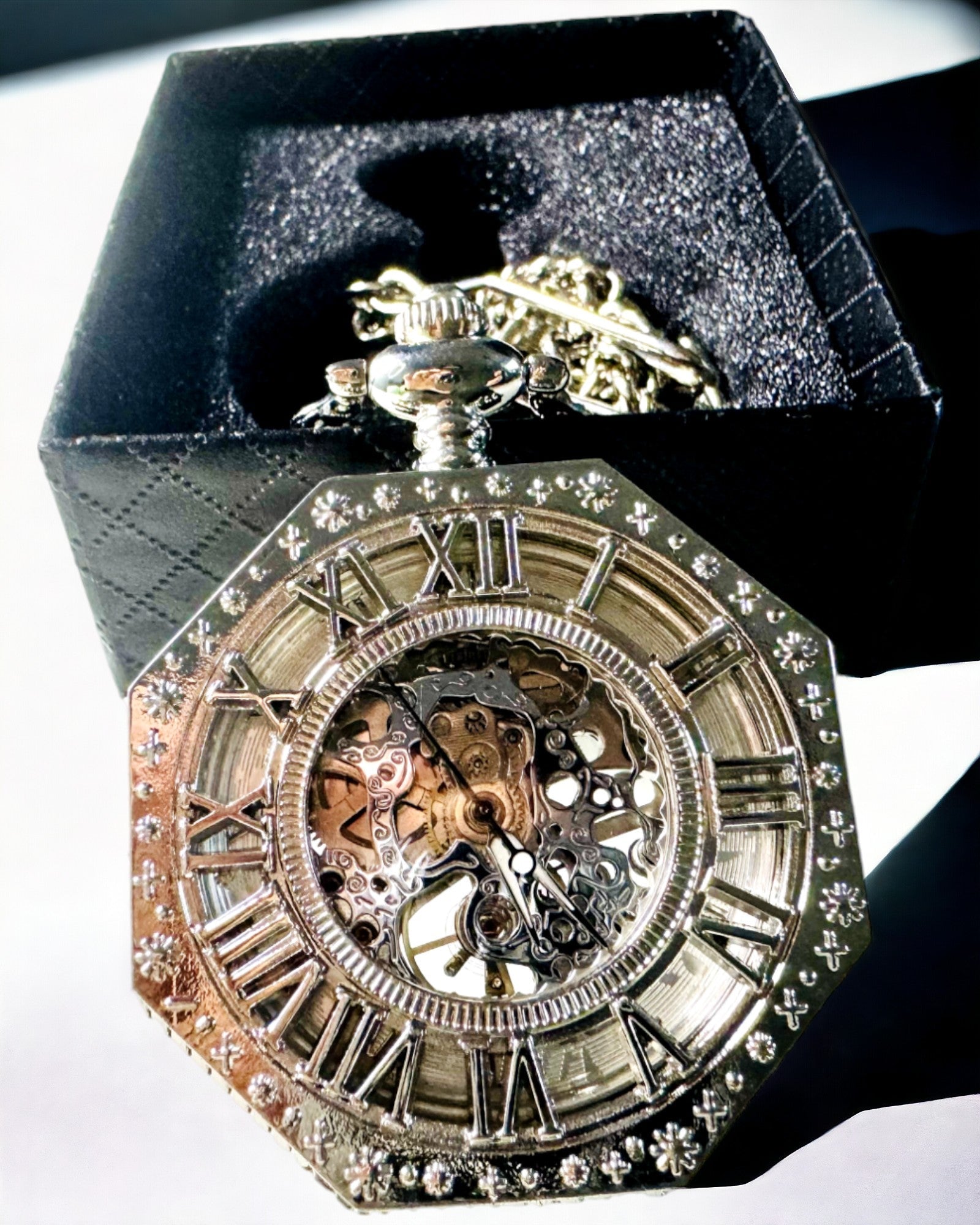 Klassisk i sølvfarvet Ottekantet Mekanisk Lommeur med Skeleturskive i Steampunk-stil