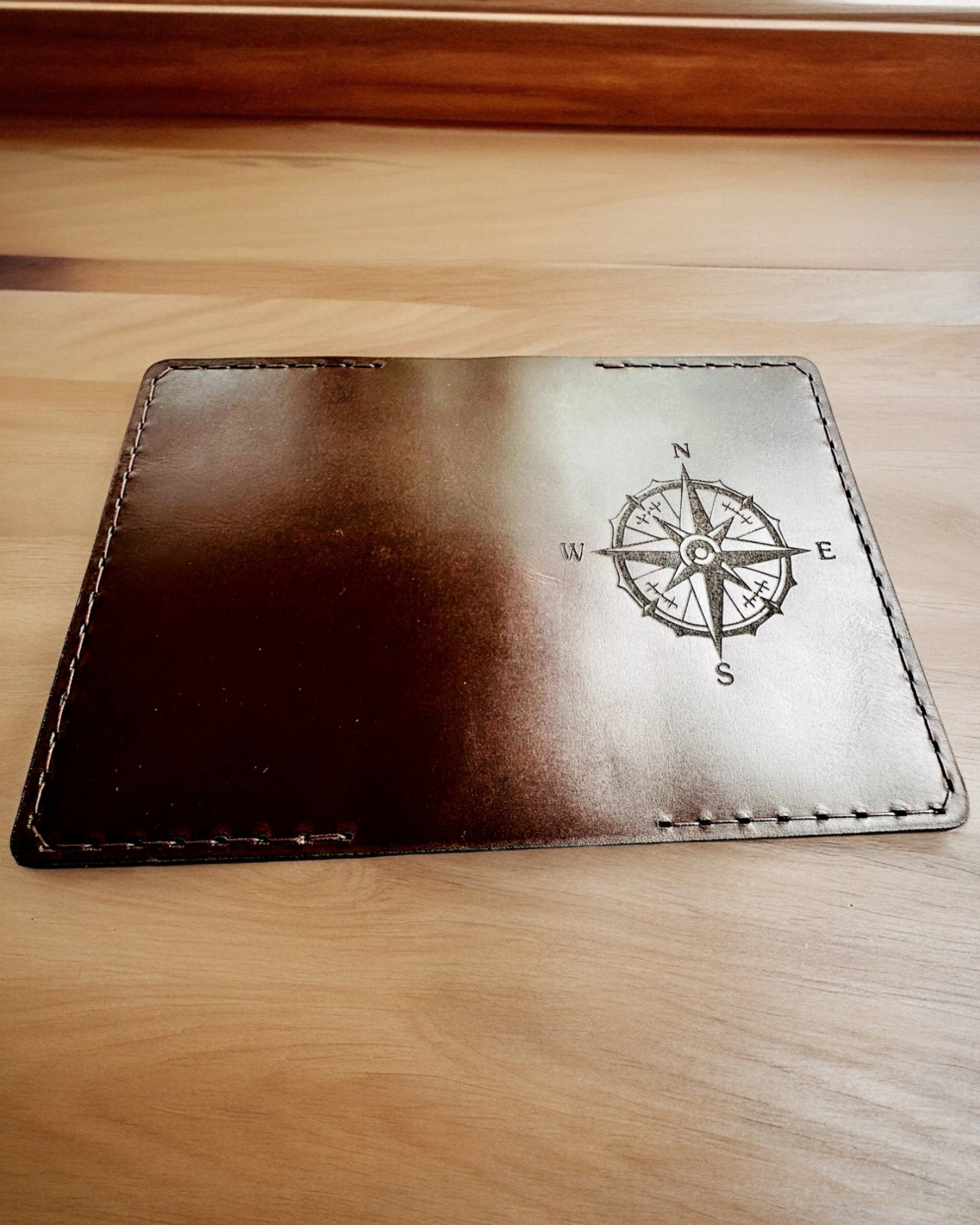 Etui "Rejsende" - Læderomslag til pas, personliggørelse med gravering - 2 farvevarianter