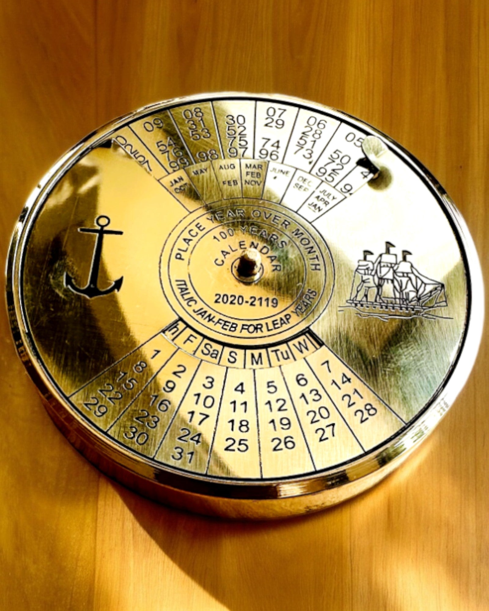 Kalendarium for Evigheden "Morski Żagiel" – Messing 100-års Kalender - mulighed for gravering som gave