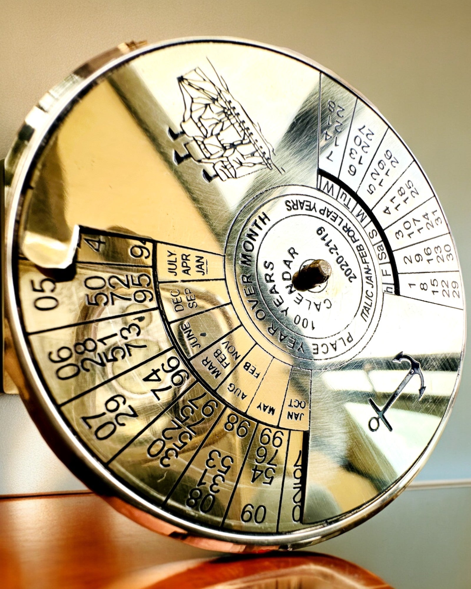 Kalendarium for Evigheden "Morski Żagiel" – Messing 100-års Kalender - mulighed for gravering som gave