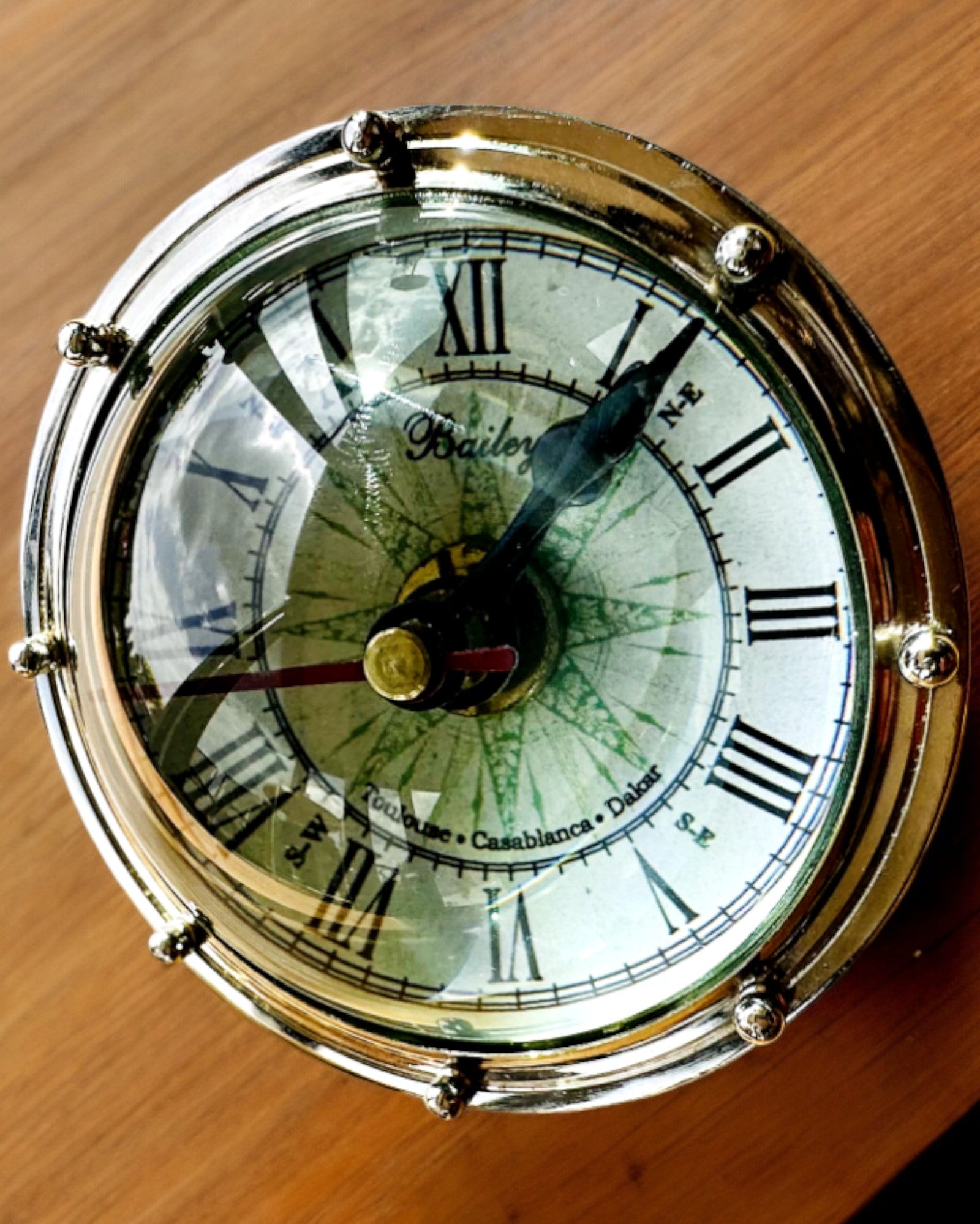 Bailey Compass Clock - Elegant ur med kompasmotiv med mulighed for gravering