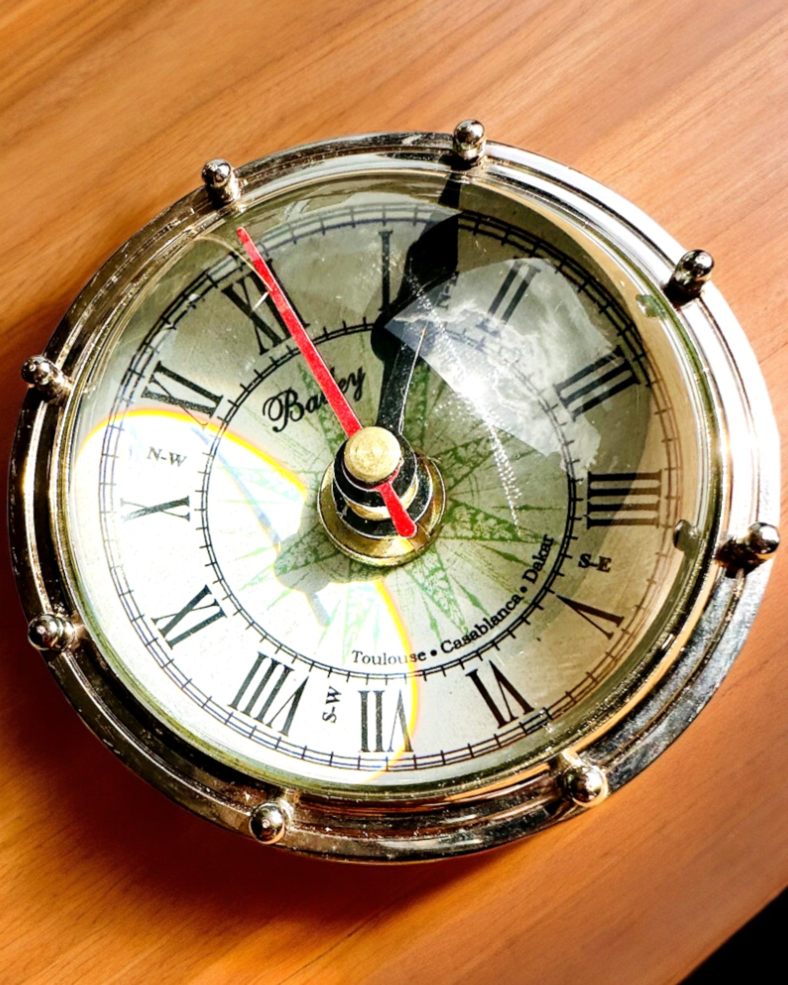 Bailey Compass Clock - Elegant ur med kompasmotiv med mulighed for gravering