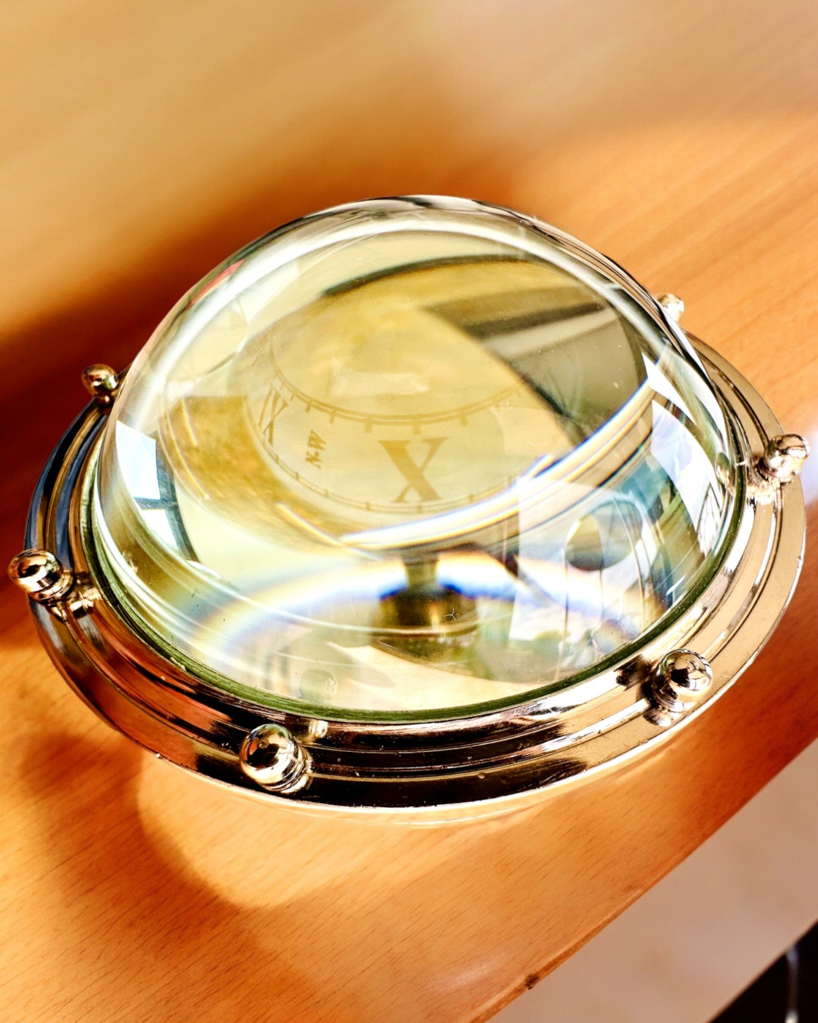 Bailey Compass Clock - Elegant ur med kompasmotiv med mulighed for gravering