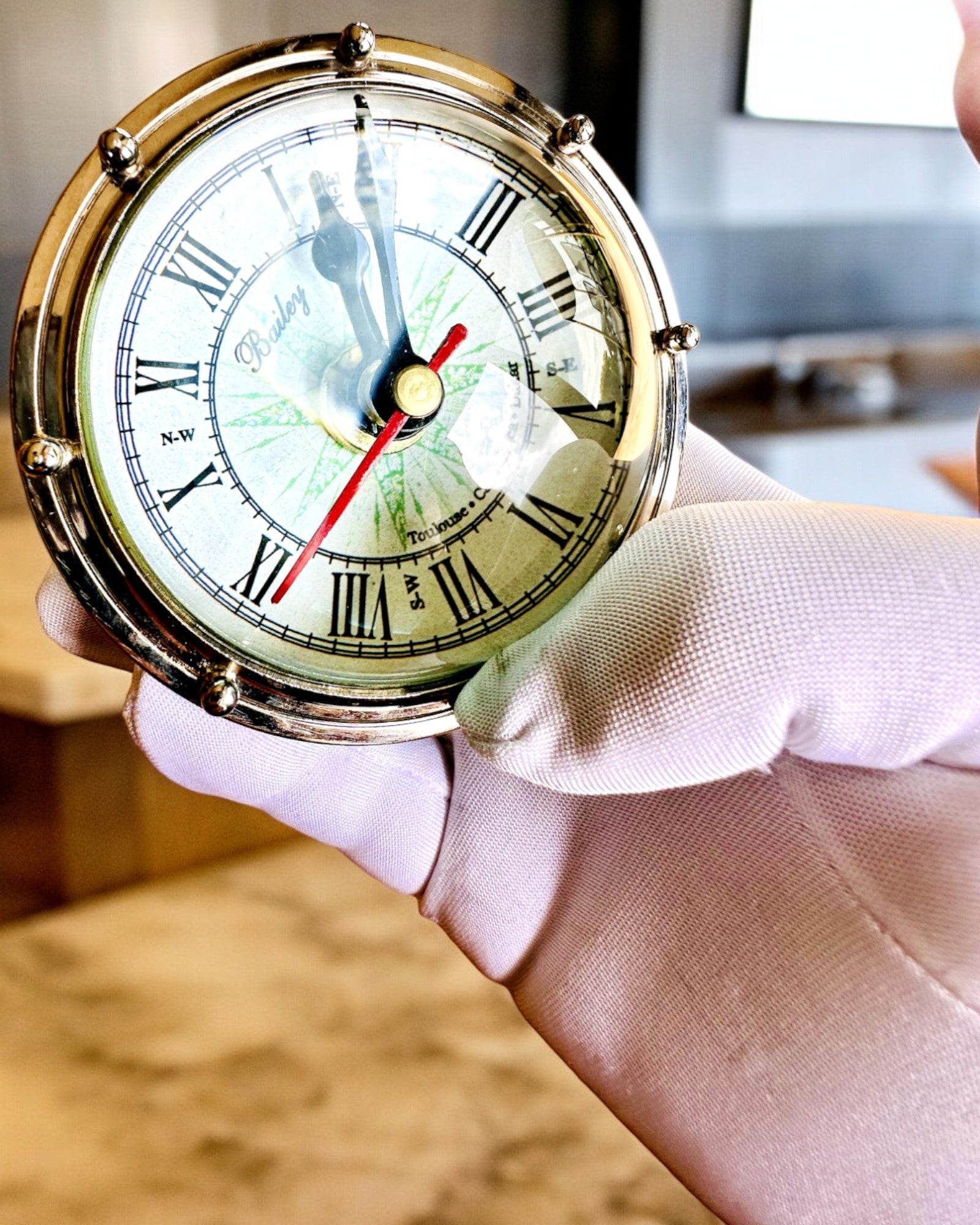 Bailey Compass Clock - Elegant ur med kompasmotiv med mulighed for gravering