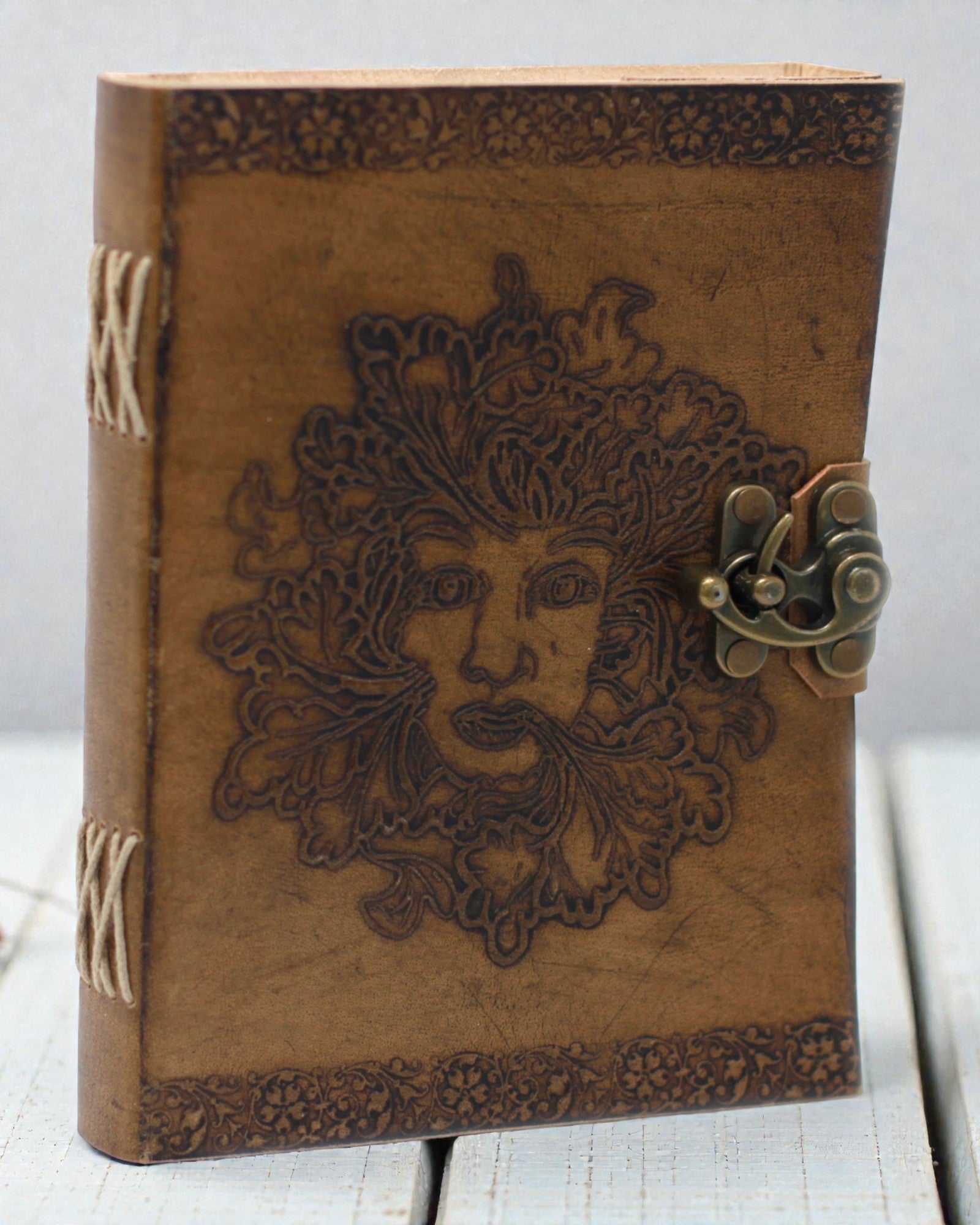 Sylva Spirit – Notatbog i læder med grønmand og metalspænde