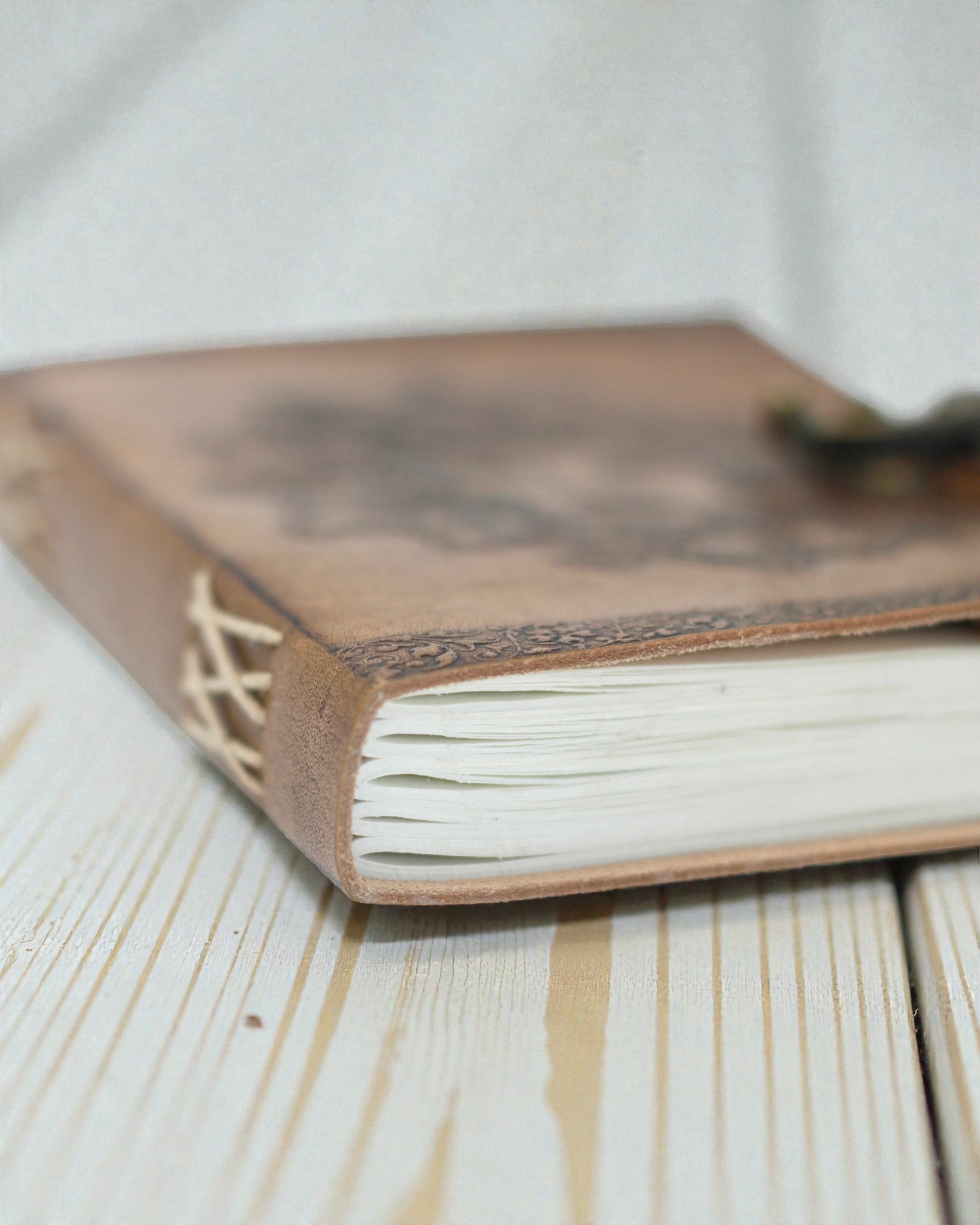 Sylva Spirit – Notatbog i læder med grønmand og metalspænde