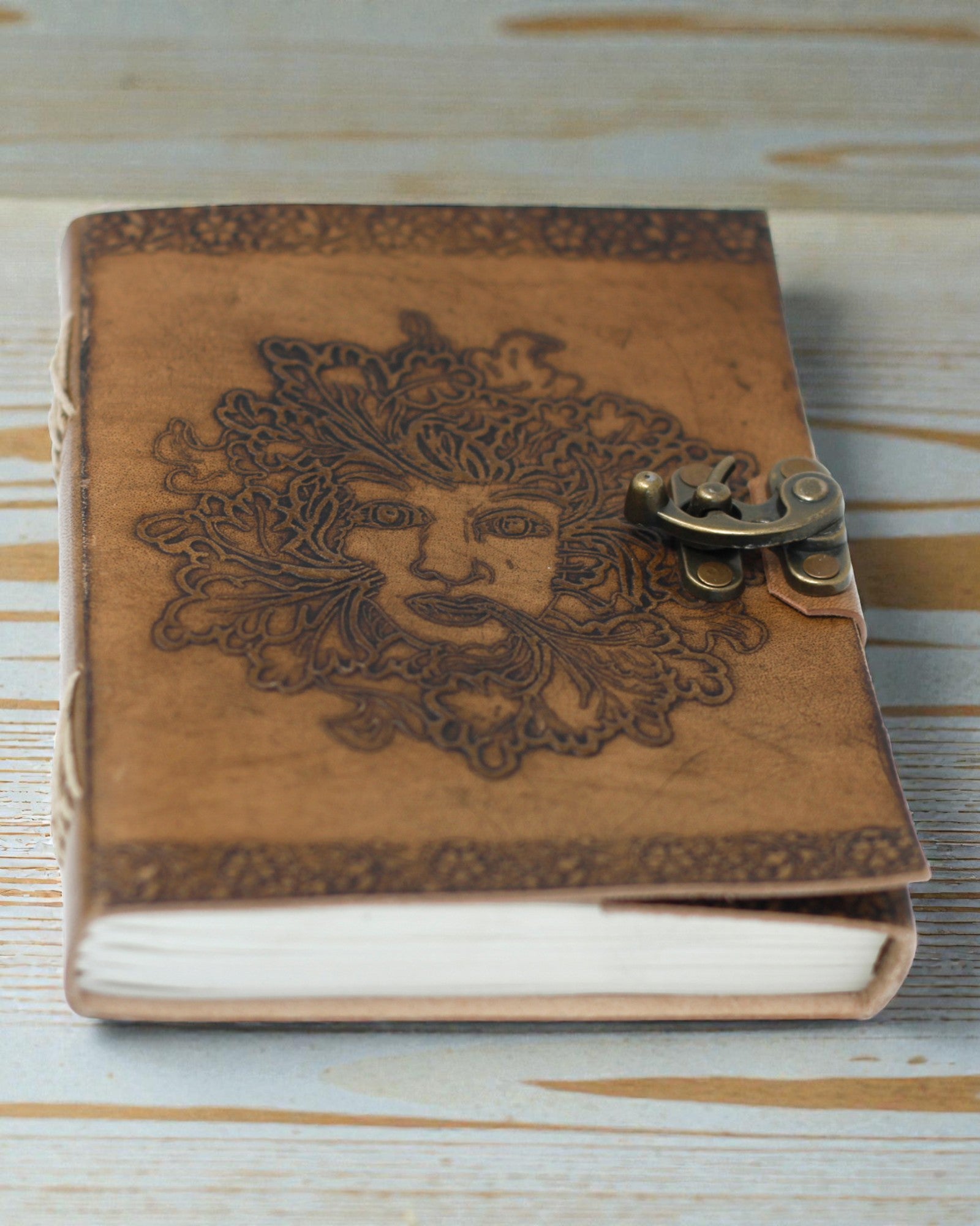 Sylva Spirit – Notatbog i læder med grønmand og metalspænde