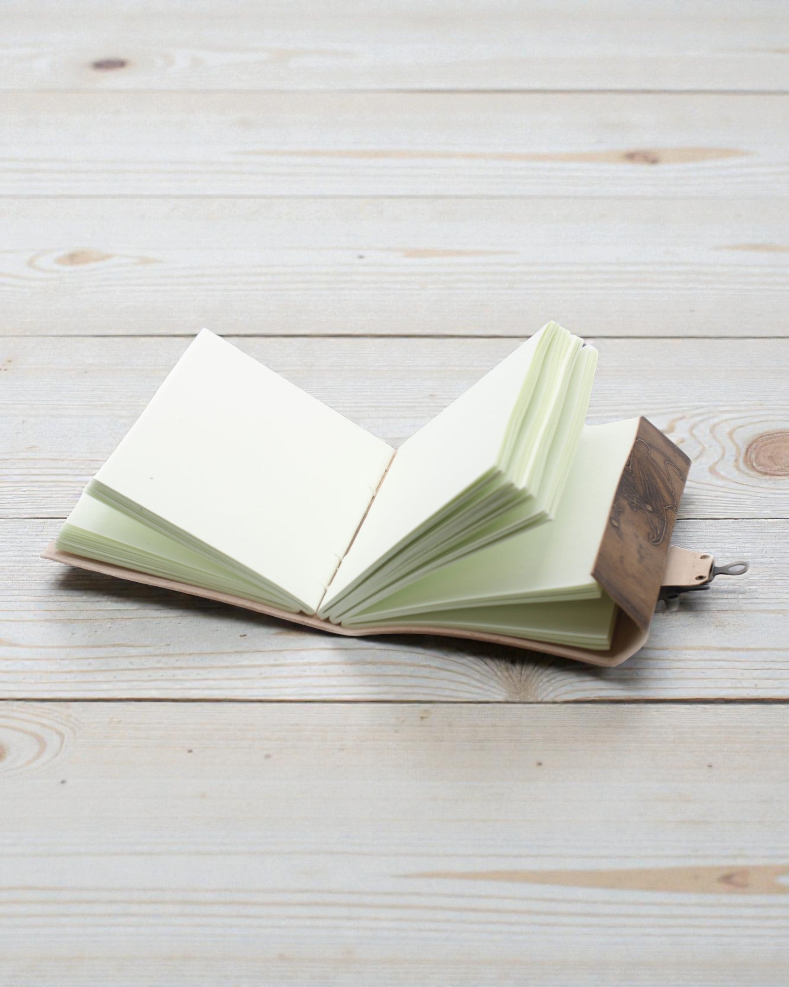 Lædernotesbog Drage Vogter af Legender – Håndpræget 20 × 15 cm