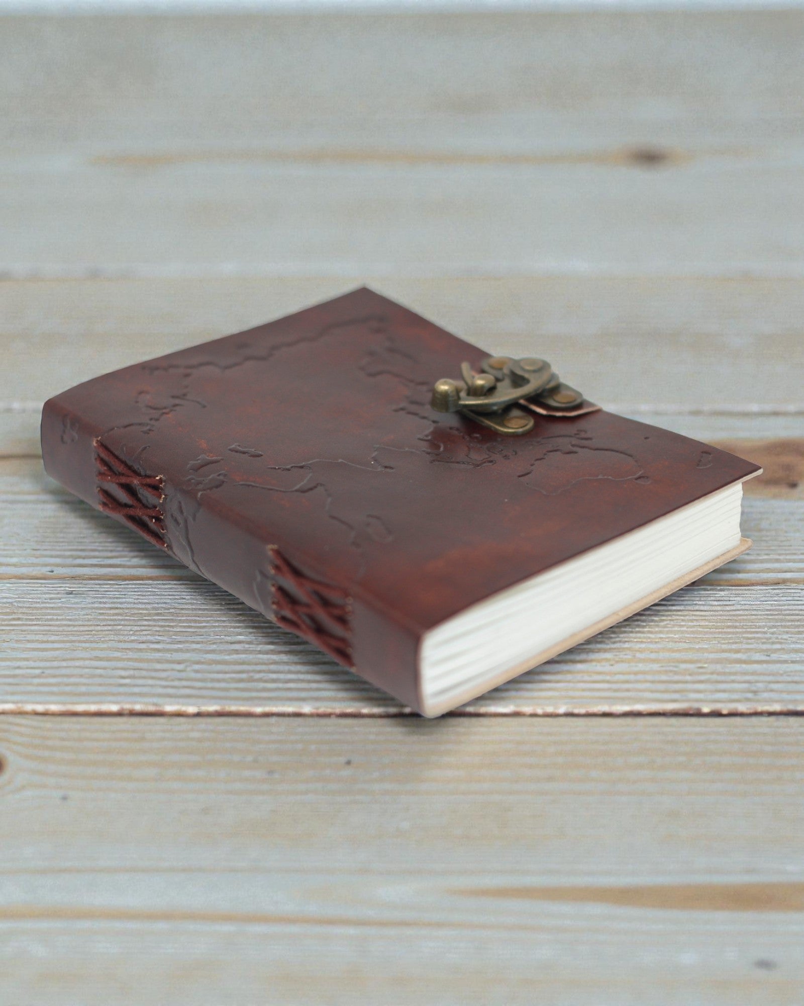 Terra Voyage – Lædernotesbog med præget verdenskort