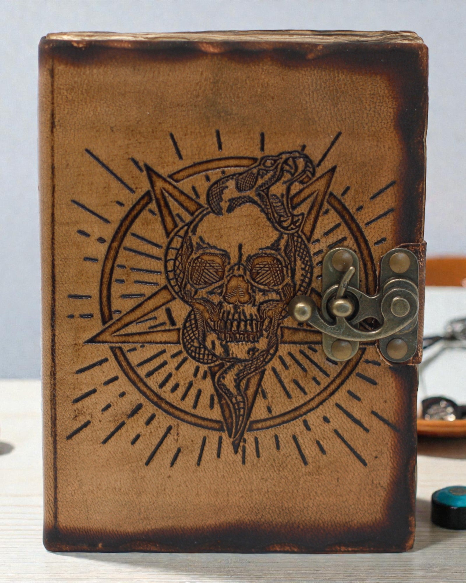 Noctis Sigil – Lædernotatbog med pentagram og dødningehoved