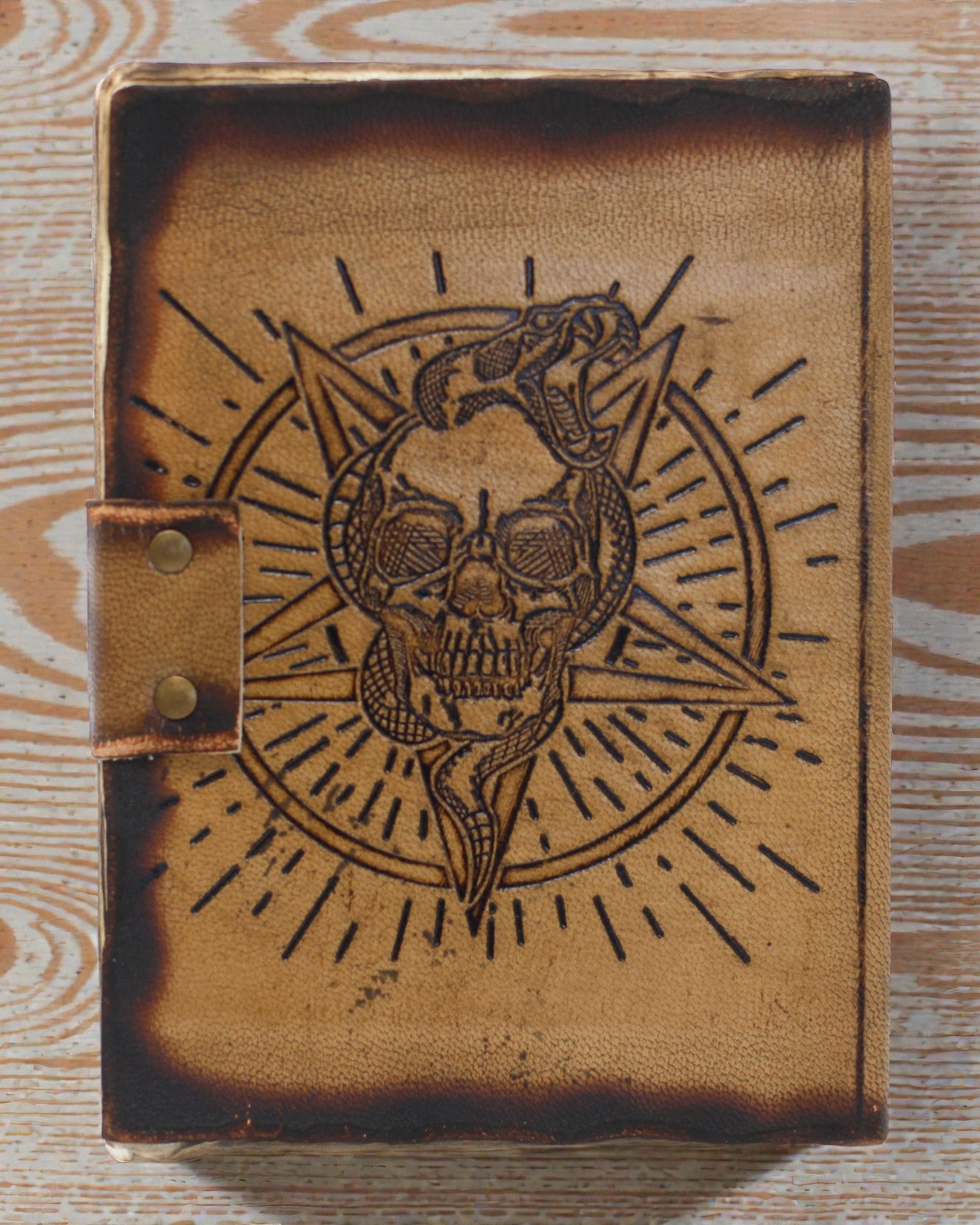 Noctis Sigil – Lædernotatbog med pentagram og dødningehoved