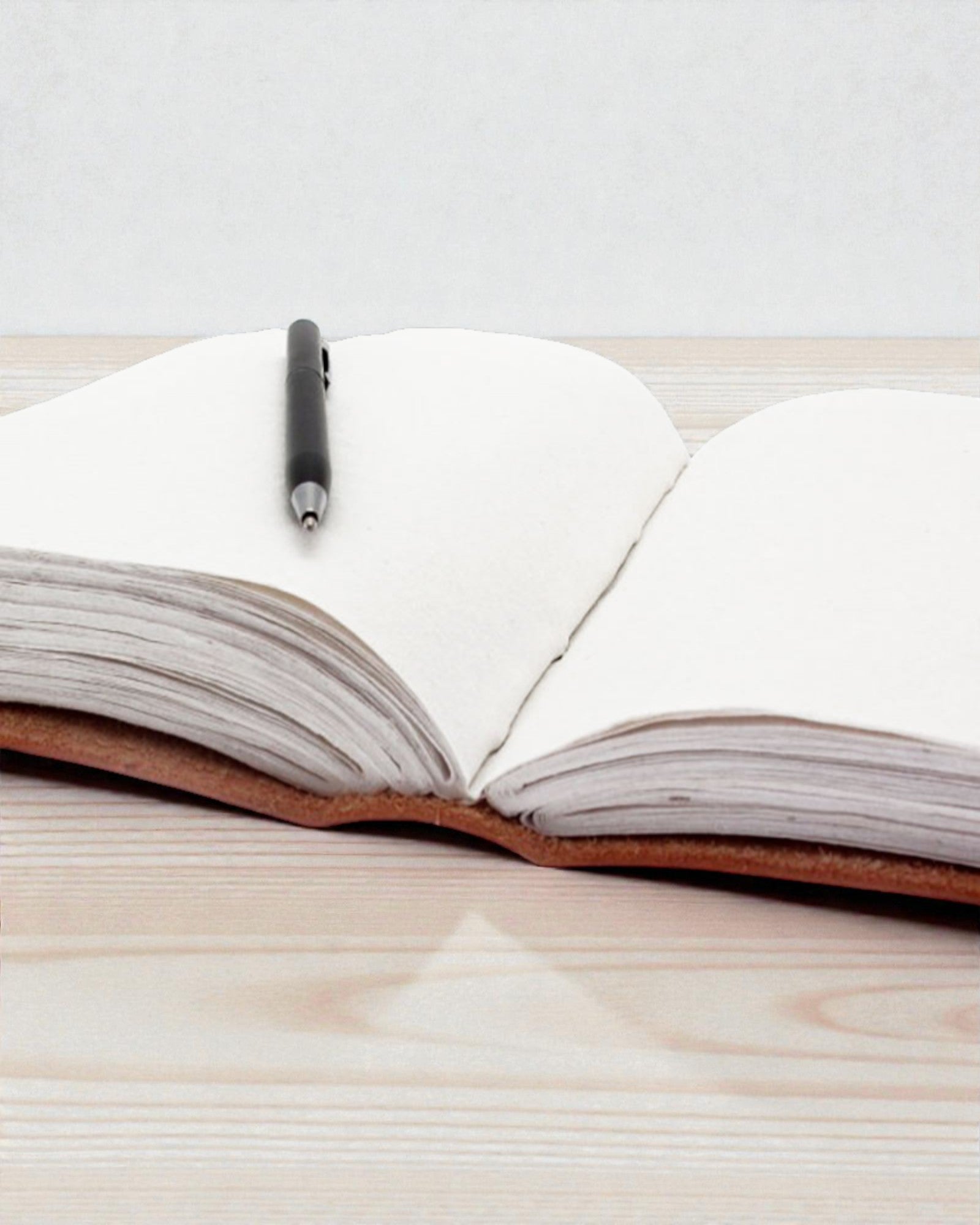 Notatbog i læder med 7 chakraer – stort format (25 x 33 cm) – 200 sider