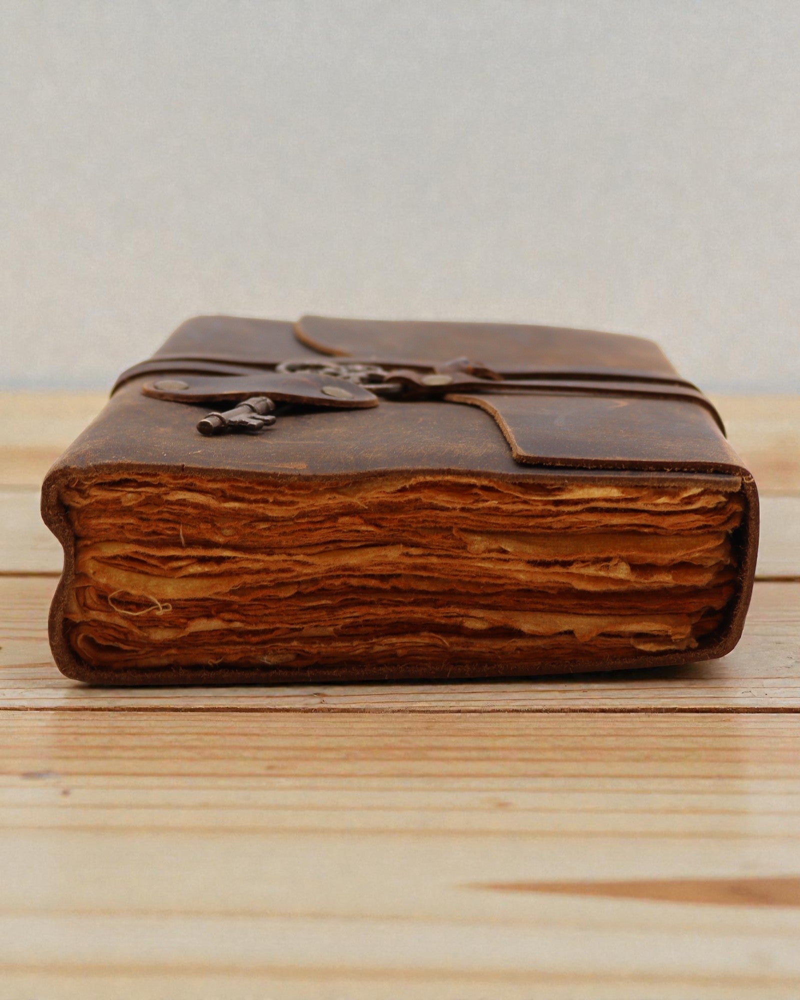 Notesbog i olieret læder med hemmelig nøgle – Gammeldags dagbog 13 × 18 cm