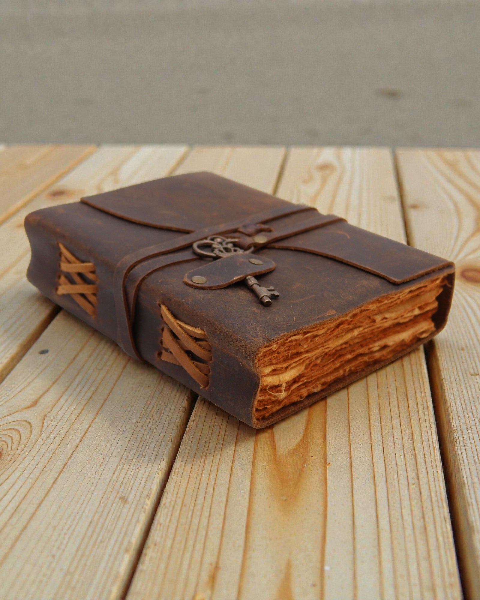 Notesbog i olieret læder med hemmelig nøgle – Gammeldags dagbog 13 × 18 cm