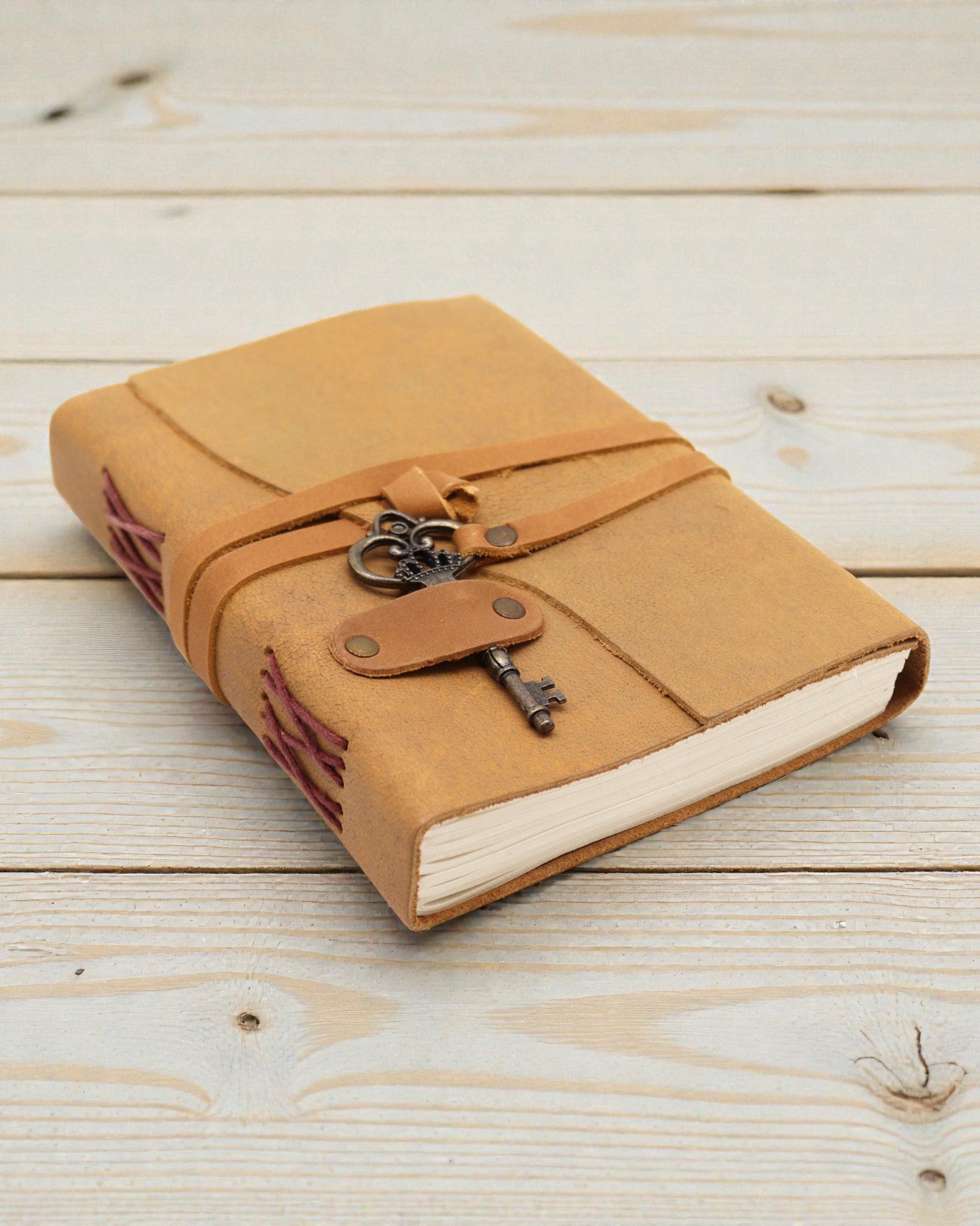 Notesbog af lys olieret læder med nøgle Solis – gammeldags dagbog 13 × 18 cm