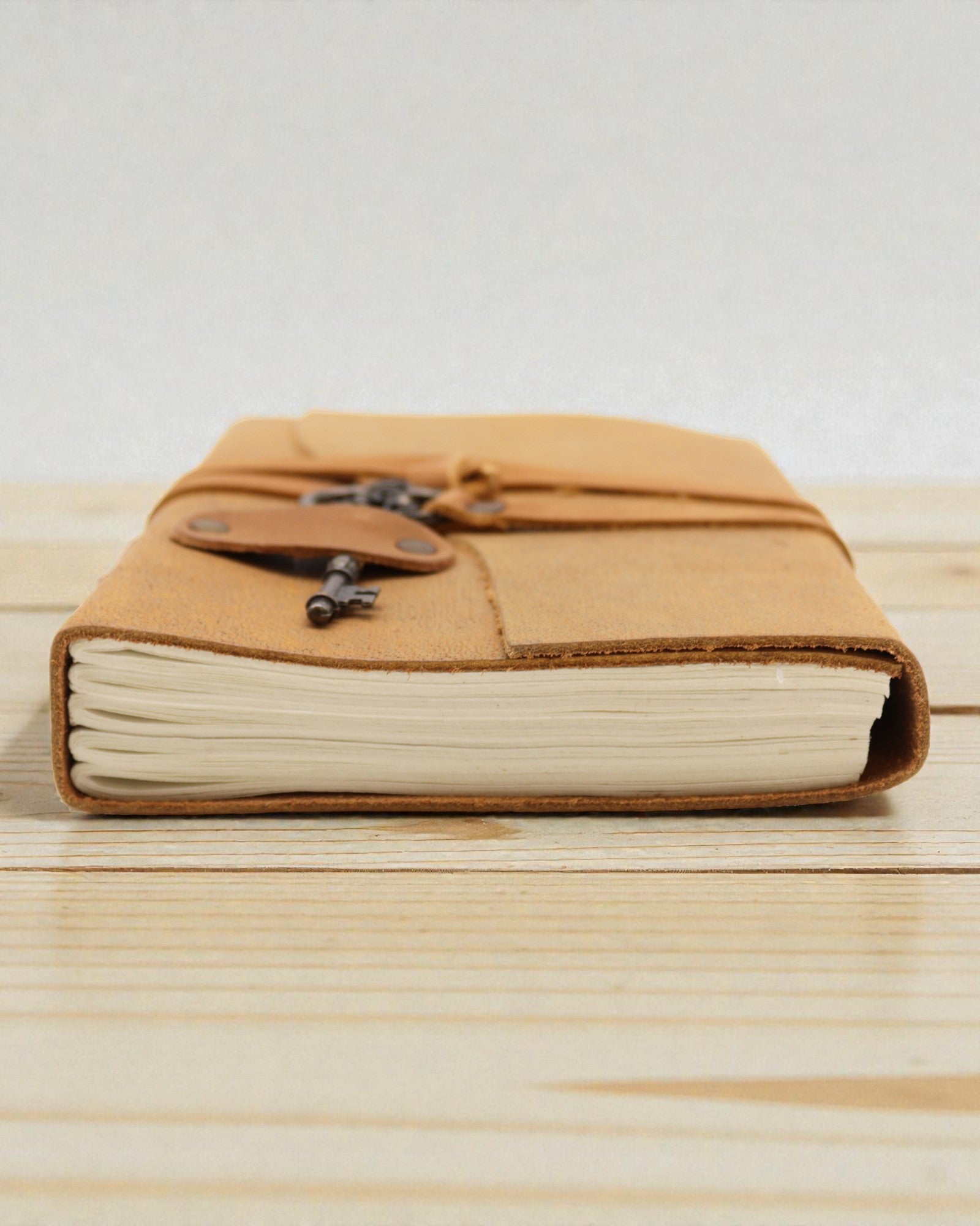 Notesbog af lys olieret læder med nøgle Solis – gammeldags dagbog 13 × 18 cm
