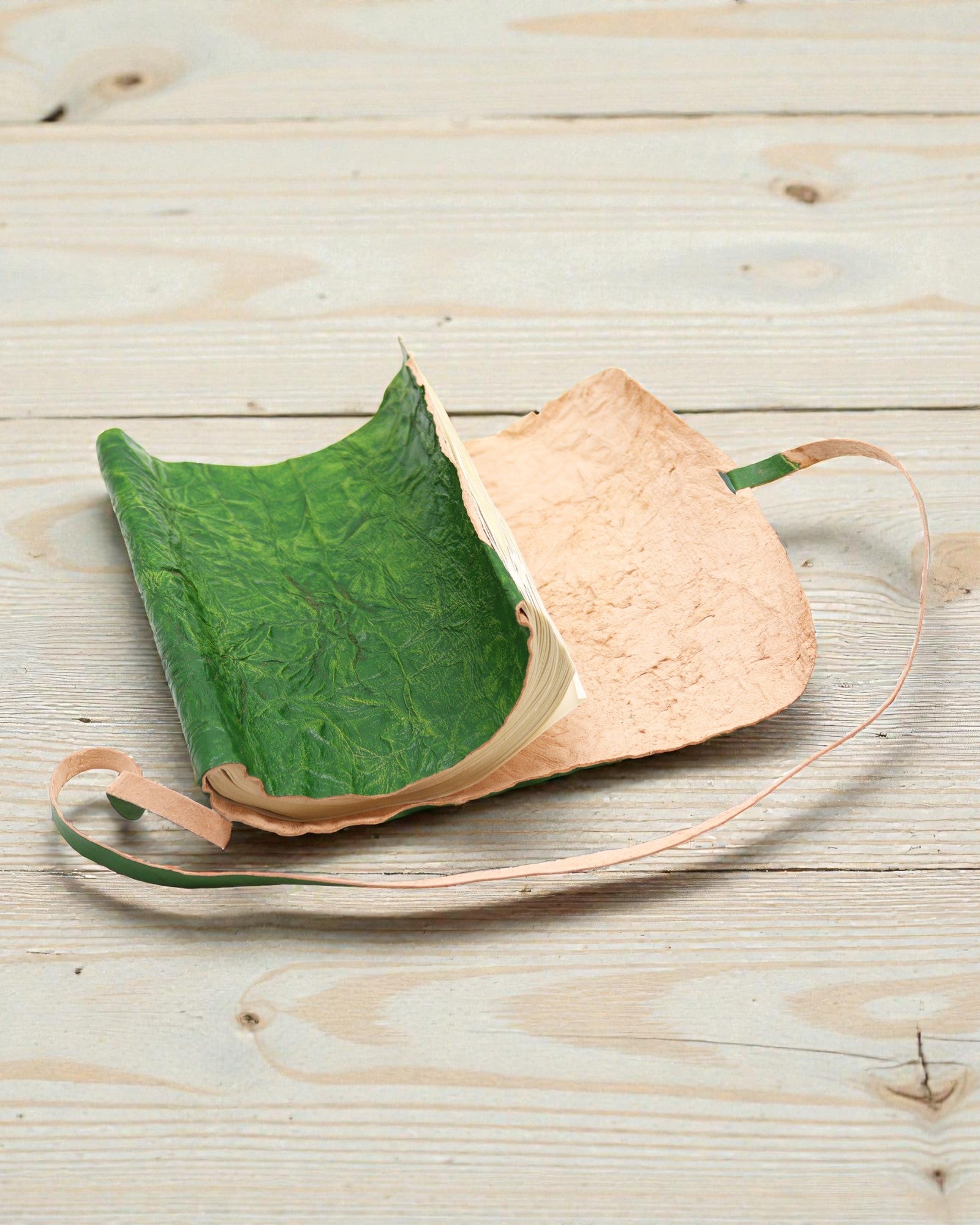 Sammenrullet lædernotesbog til rejsende, nomadegrøn – 21 × 15 cm