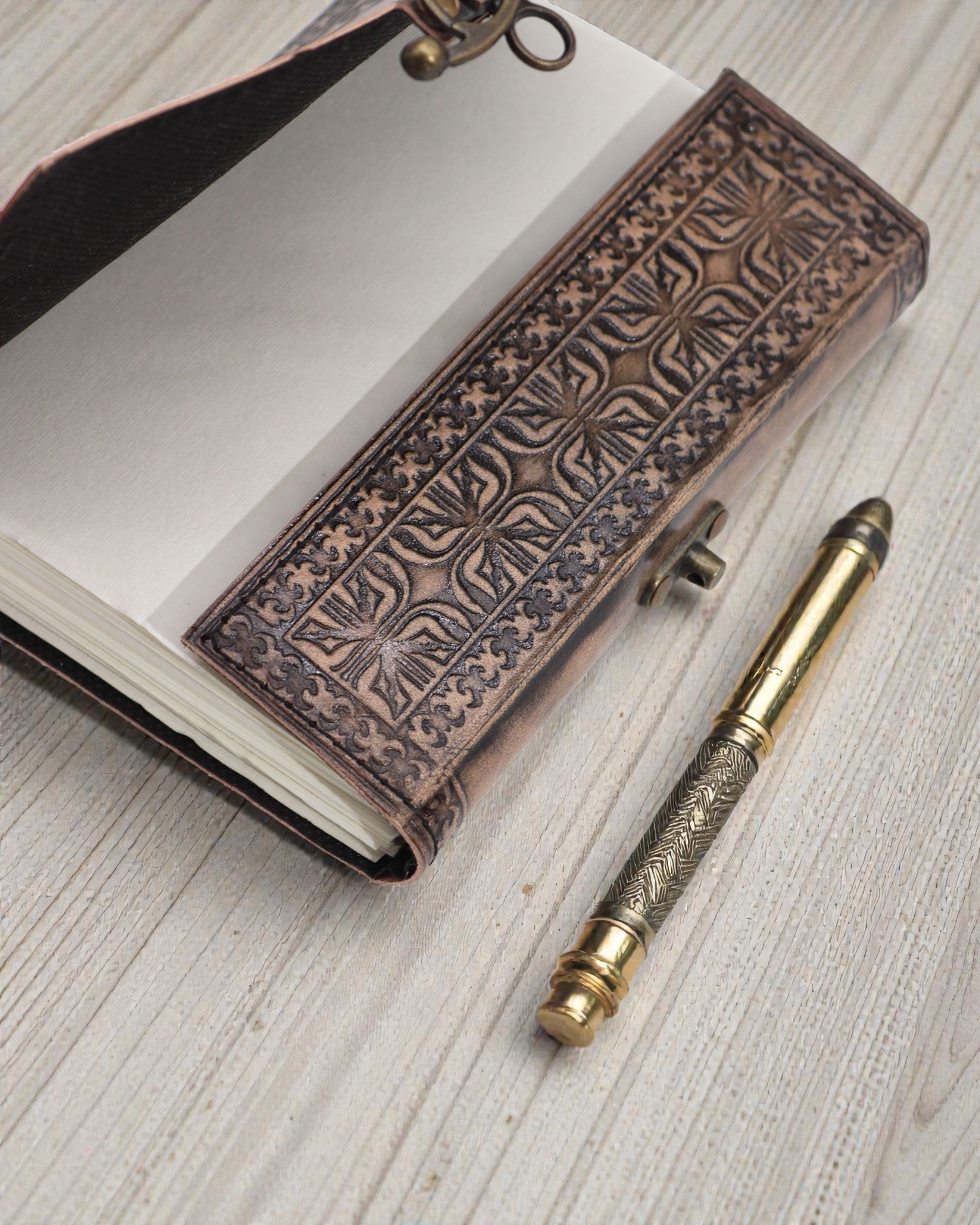 Lædernotesbog Lotosmandala Fredfyldt – Esoterisk dagbog 17,5 × 12,5 cm