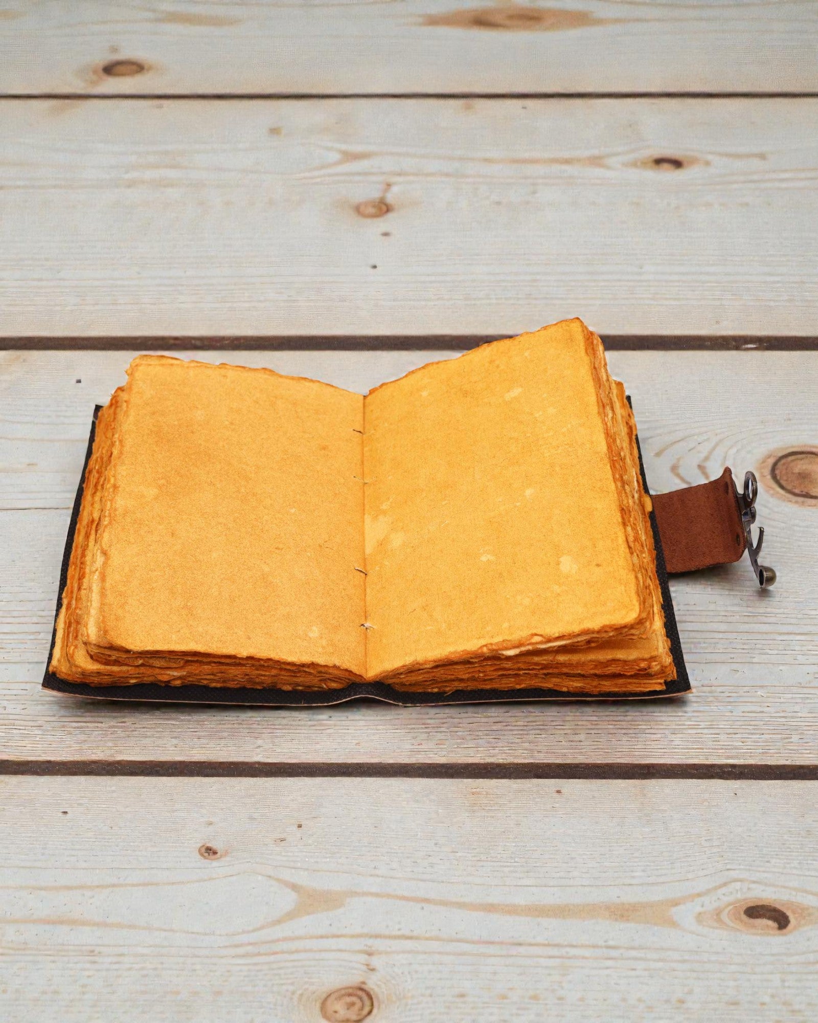 Lotus Anima – Lædernotesbog med lotusmandala og kunstigt ældede sider