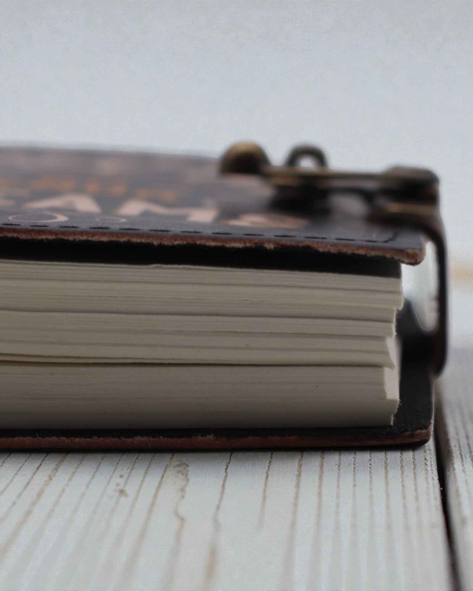 Lædernotatbog med motivationsmotiv Giv aldrig op på dine drømme – 17,8 × 12,7 cm