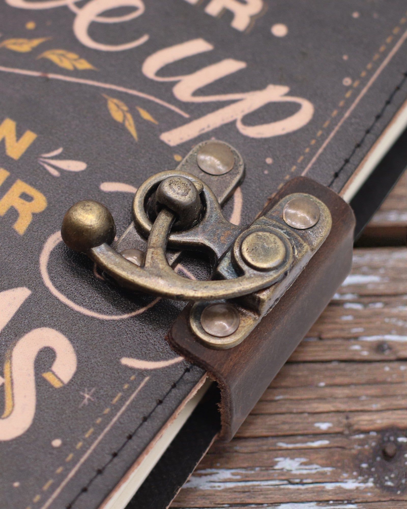 Lædernotatbog med motivationsmotiv Giv aldrig op på dine drømme – 17,8 × 12,7 cm