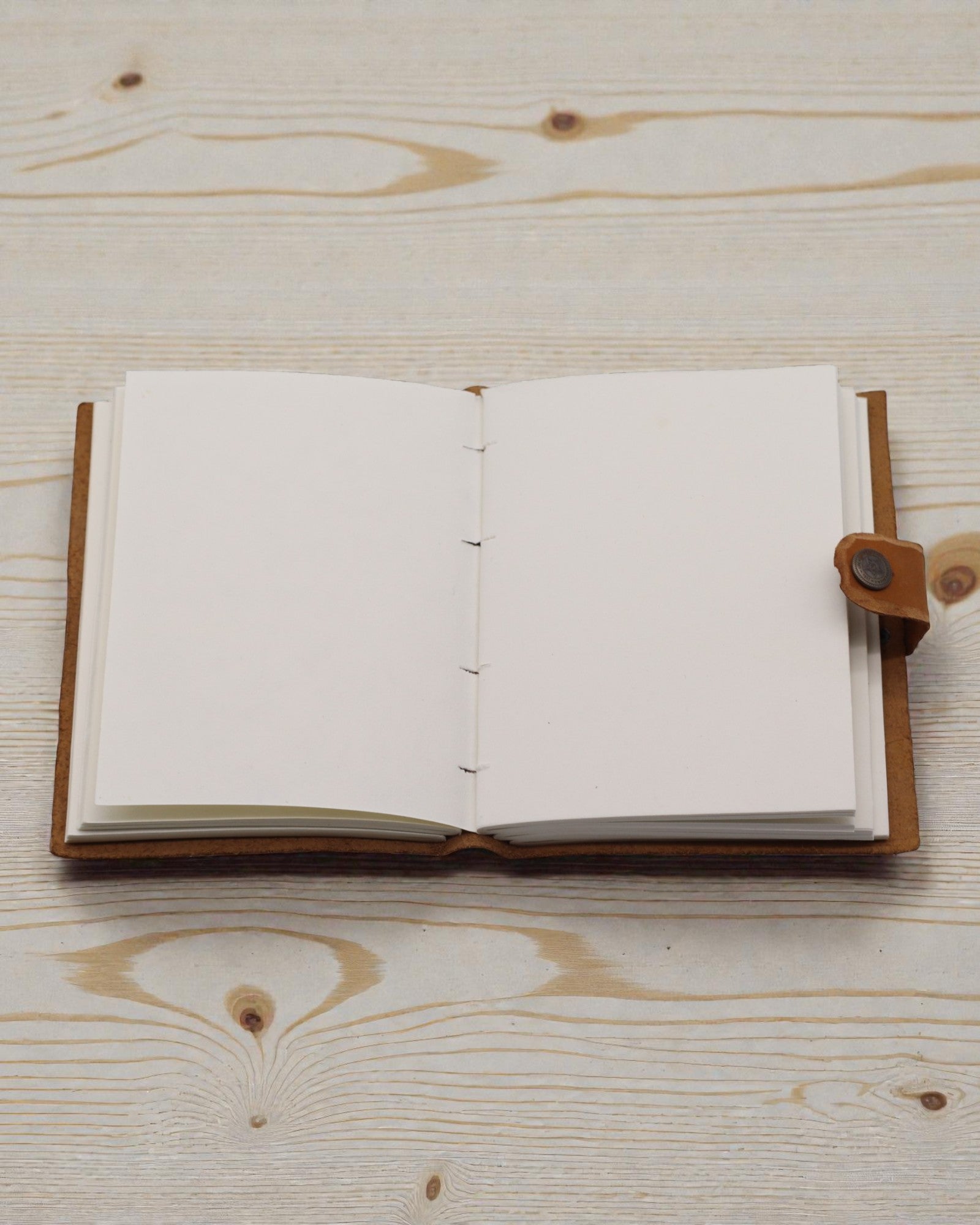 Lædernotesbog med prægede blomster – brun (17,8 x 12,7 cm)