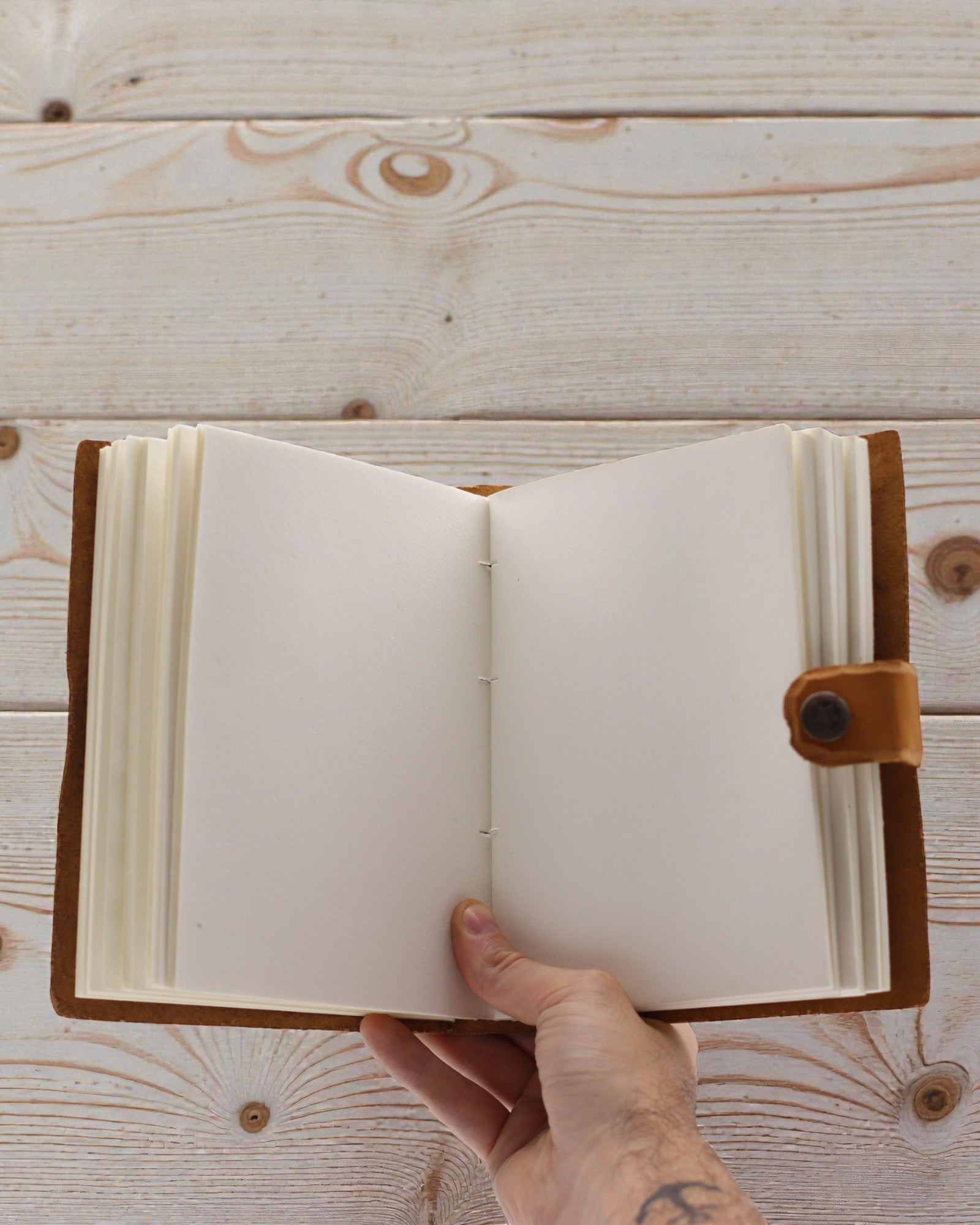 Lædernotesbog med prægede blomster – brun (17,8 x 12,7 cm)