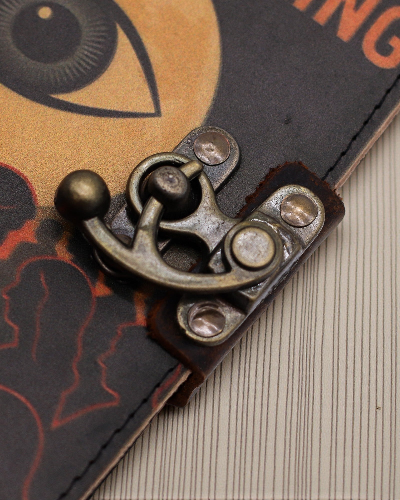 Lædernotatbog med tryk – Hold op med at doomscrolle (17,8 × 12,7 cm)