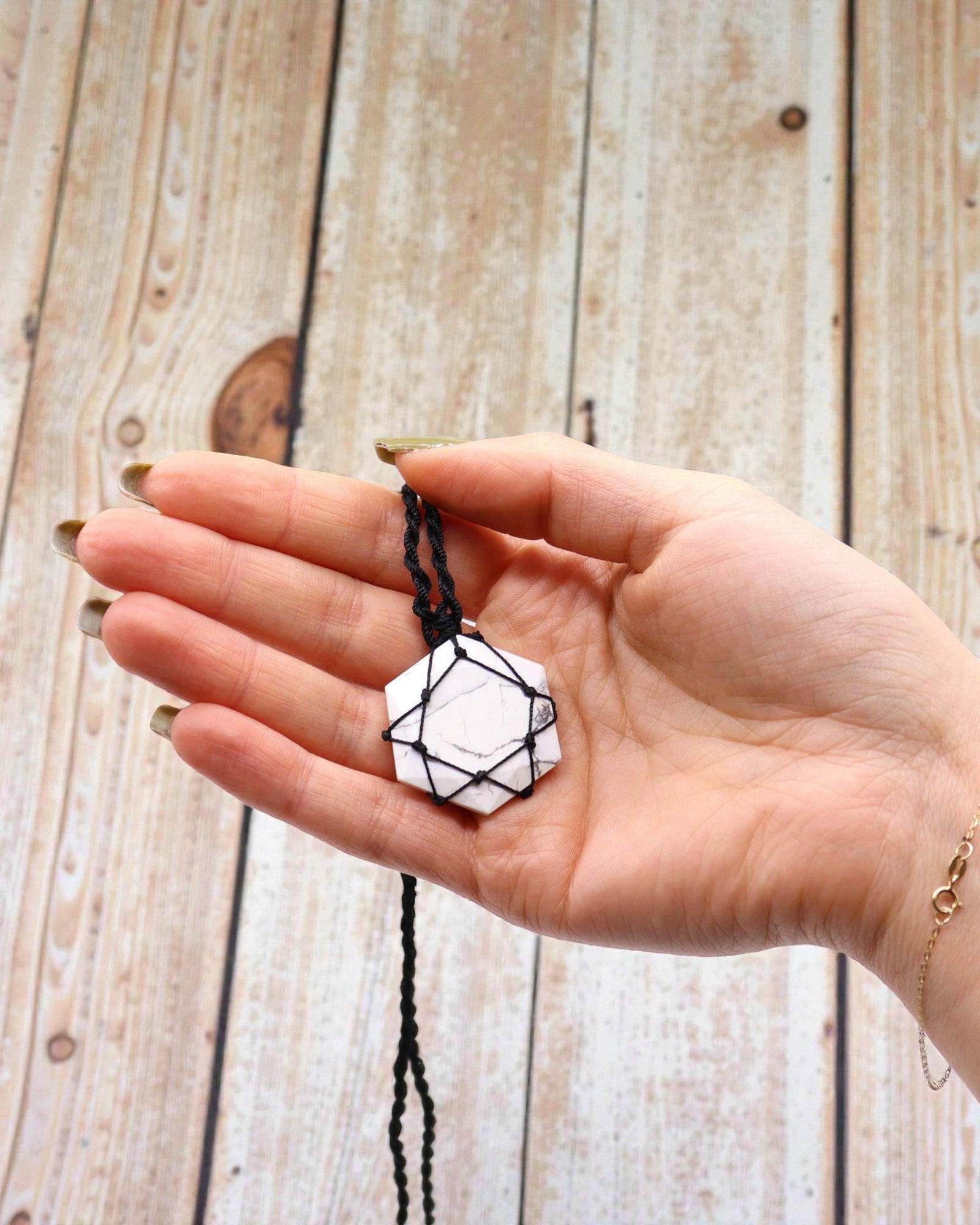 Hvid Balance – Makraméhalskæde med hvid howlit