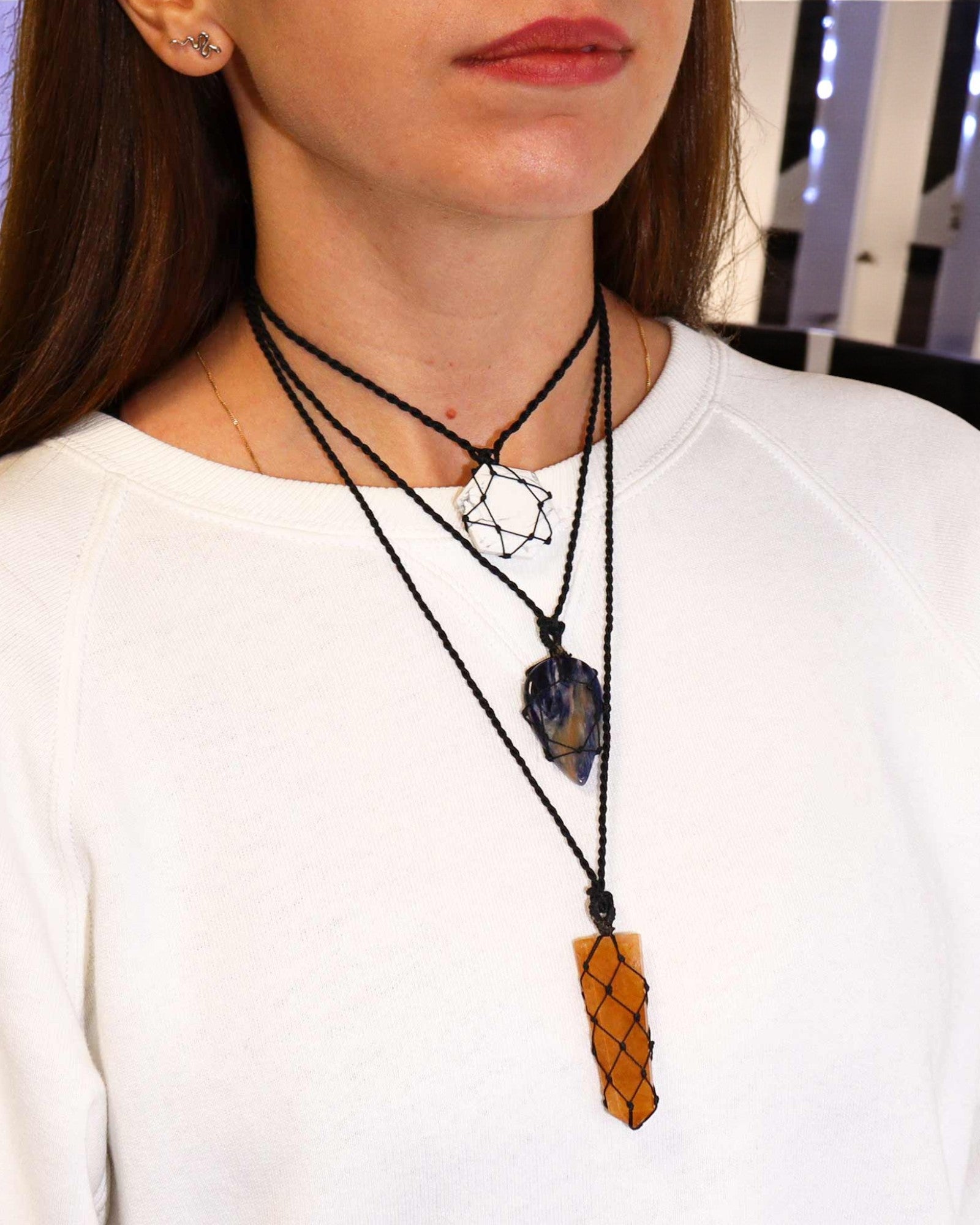 Hvid Balance – Makraméhalskæde med hvid howlit