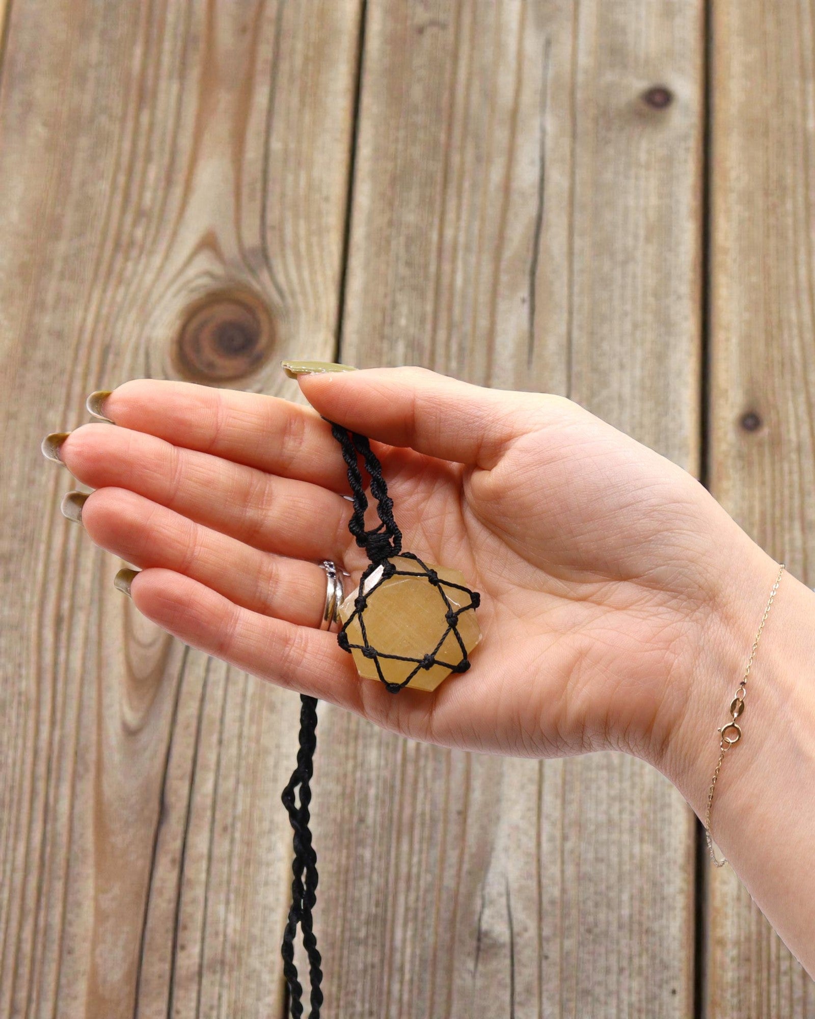 Solens sekskant – Makraméhalskæde med gul kvarts