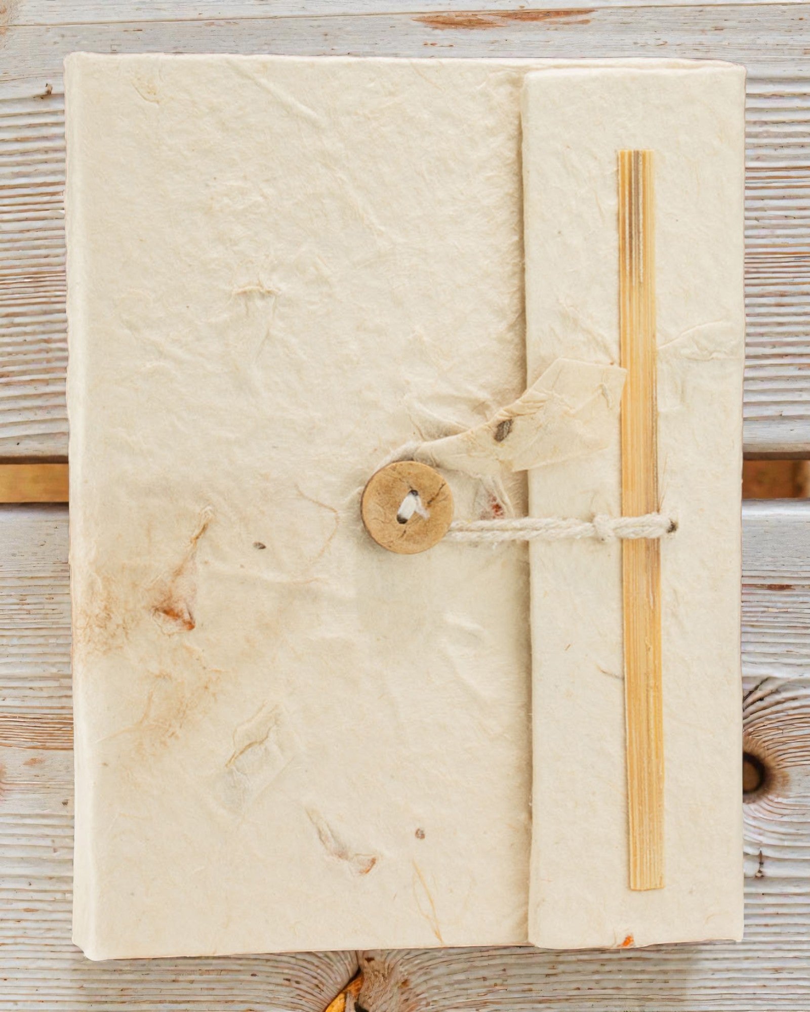 Mellemstørrelse lokta-notesbog med botanisk præg – tørrede blomster (45 ark, 15 x 12 cm)