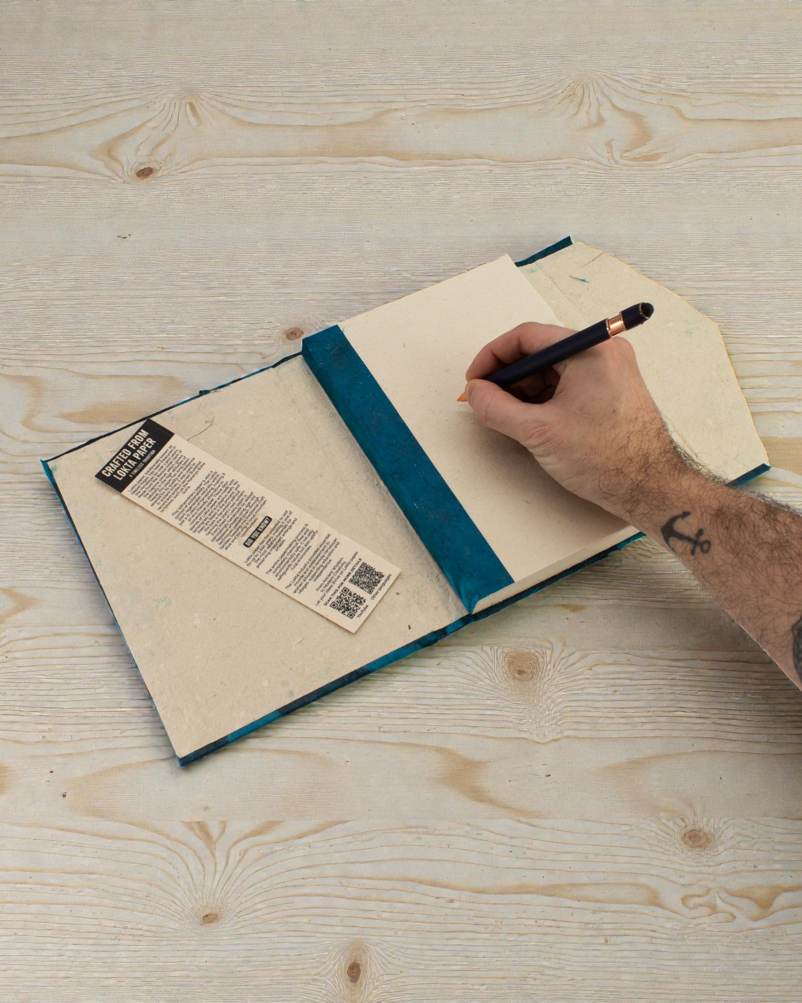 Stor Lokta-notesbog med kraftige blomster – marineblå (45 ark, 21 x 15 cm)