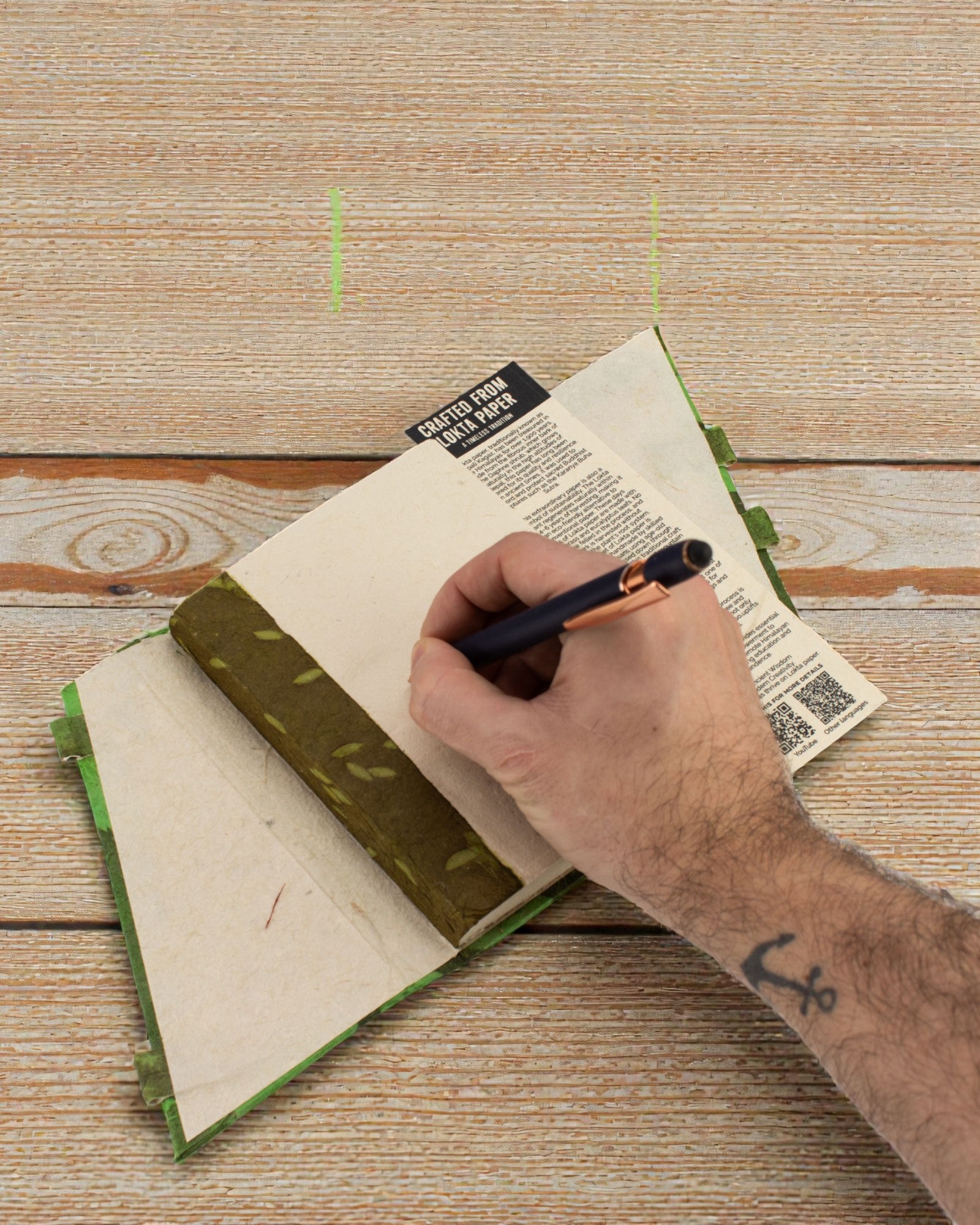 Lokta Skovhvisken med bambuslukning – notesbog 15 × 12 cm, 45 ark, Skovgrøn