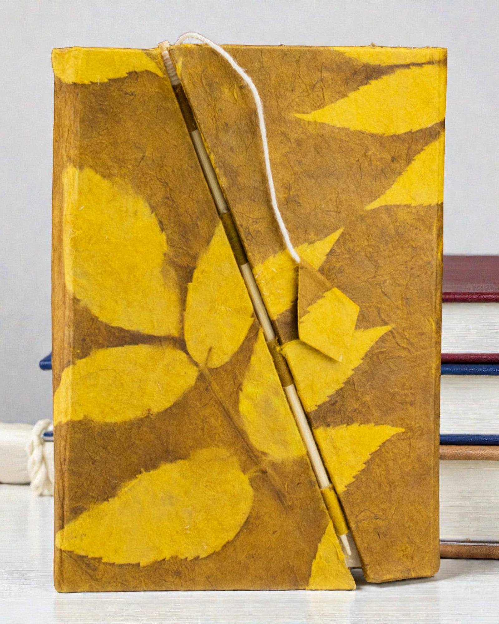 Mellemstor lomme-notesbog Lokta Modige blomster – sennepsgul (45 ark, 15 x 12 cm)