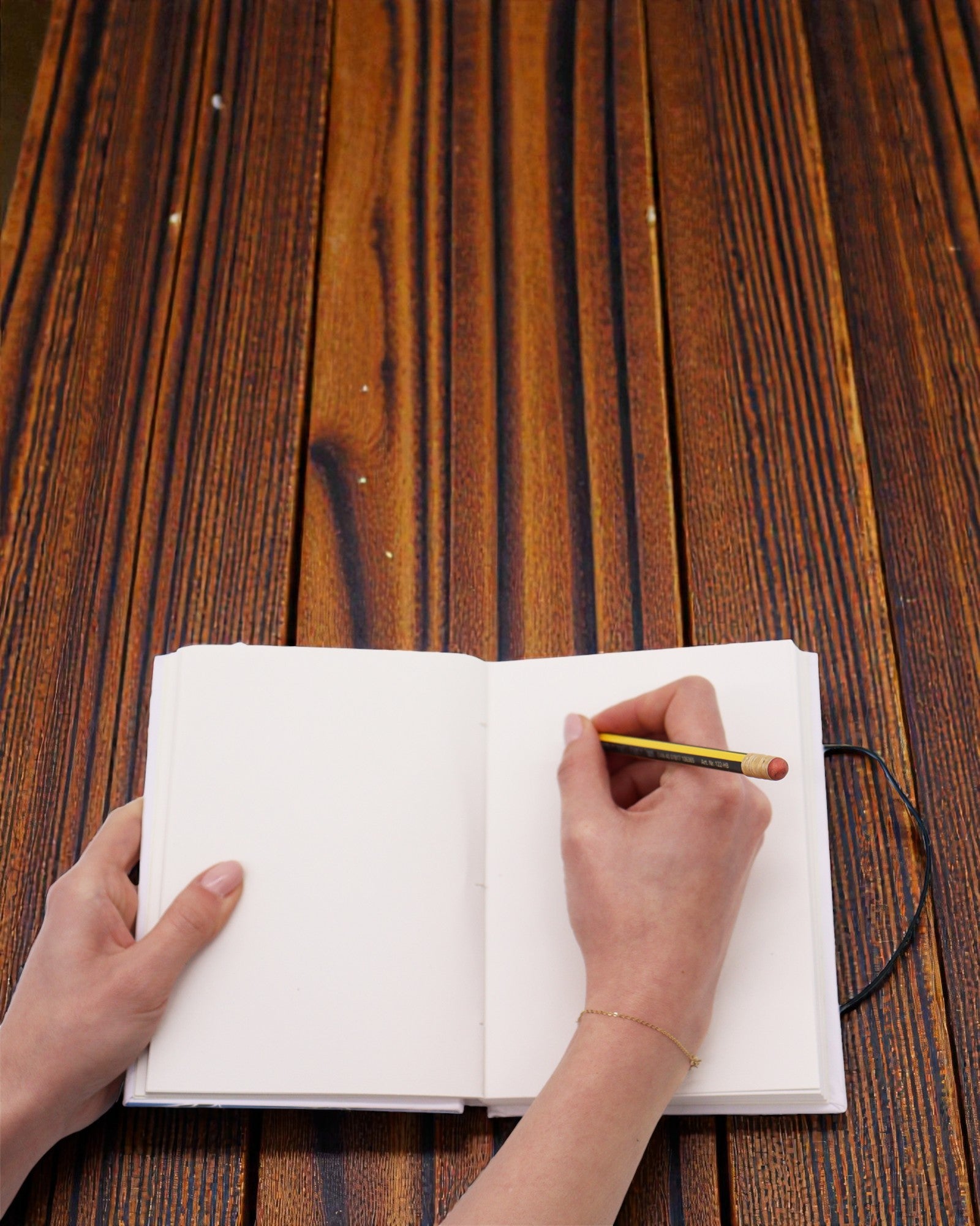 Bølger sammen – lille notesbog med rem og kokosknap 18 × 12,5 cm, 200 sider