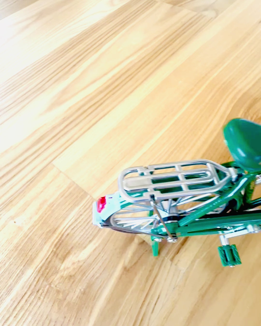 Model af cyklen "Retro Classic" - Miniature med Gravering, ideel som gave