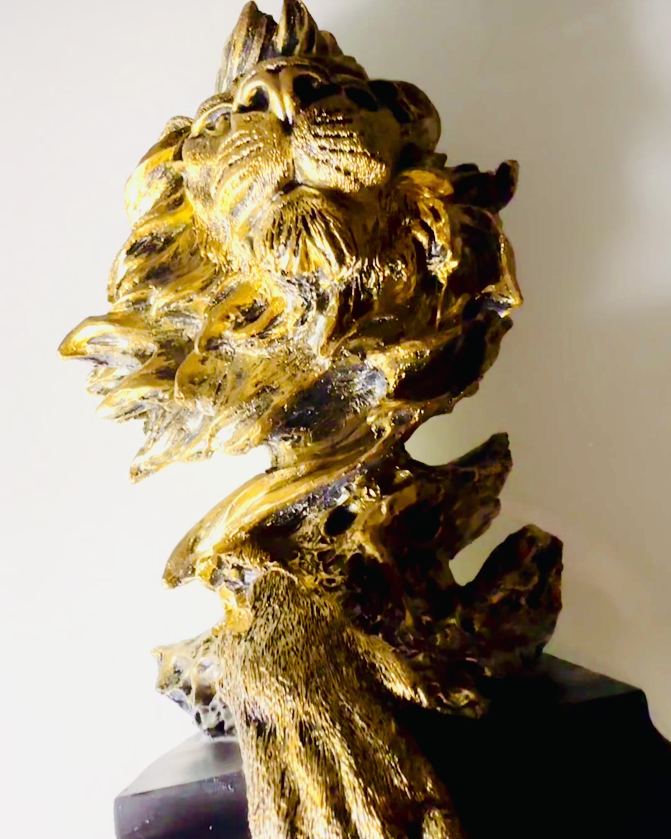 Kongelig Løve - Majestætisk Dekorationsfigur med Mulighed for Gravering, 2 farvevarianter at vælge imellem, som gave